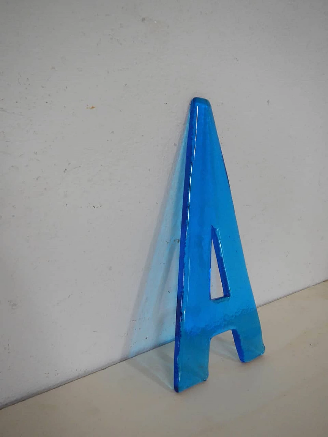 Lettera A in vetro blu, anni '80 5
