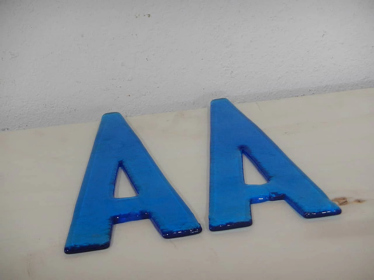 Lettera A in vetro blu, anni '80 6