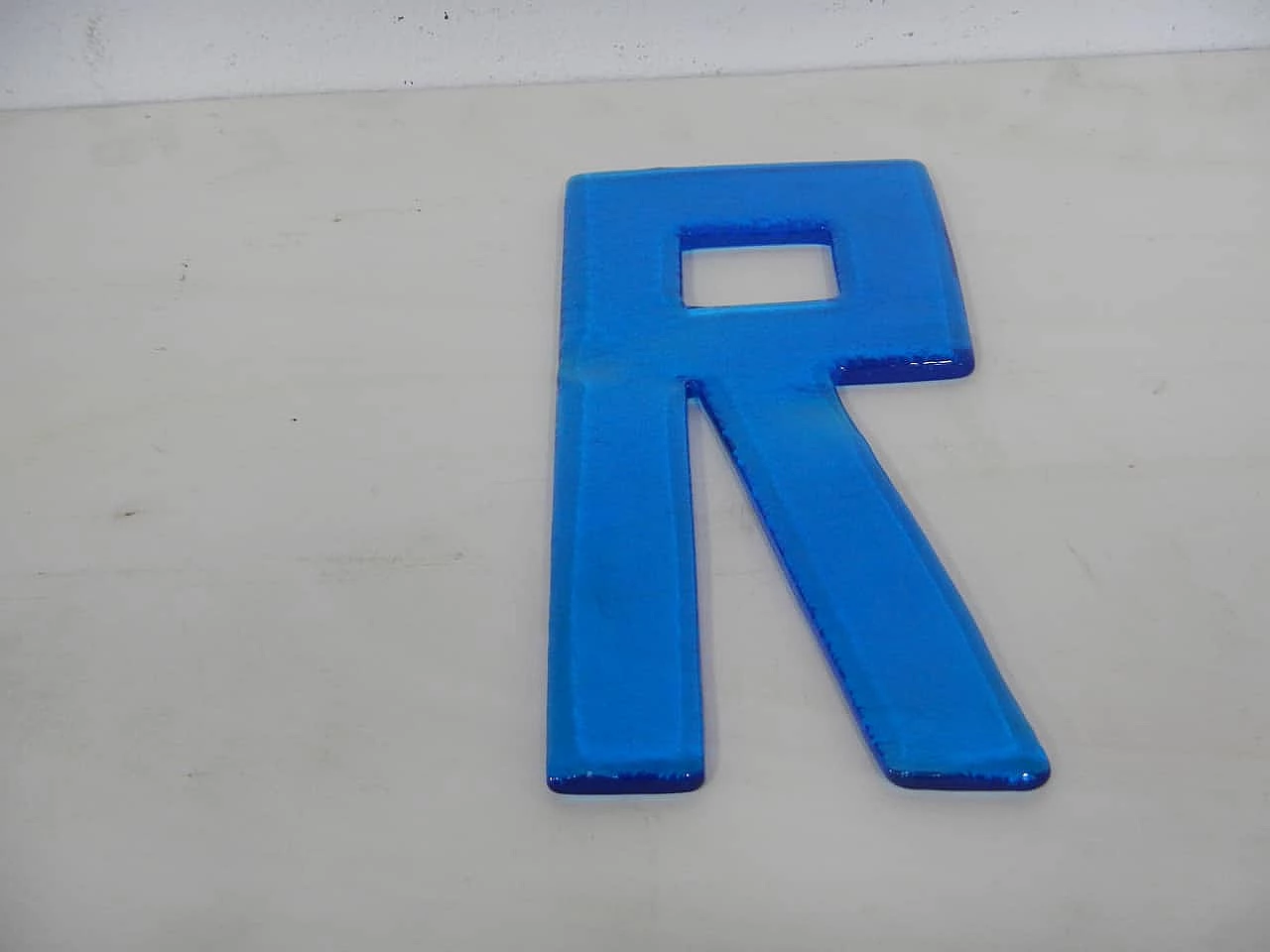 Lettera R in vetro blu, anni '80 1