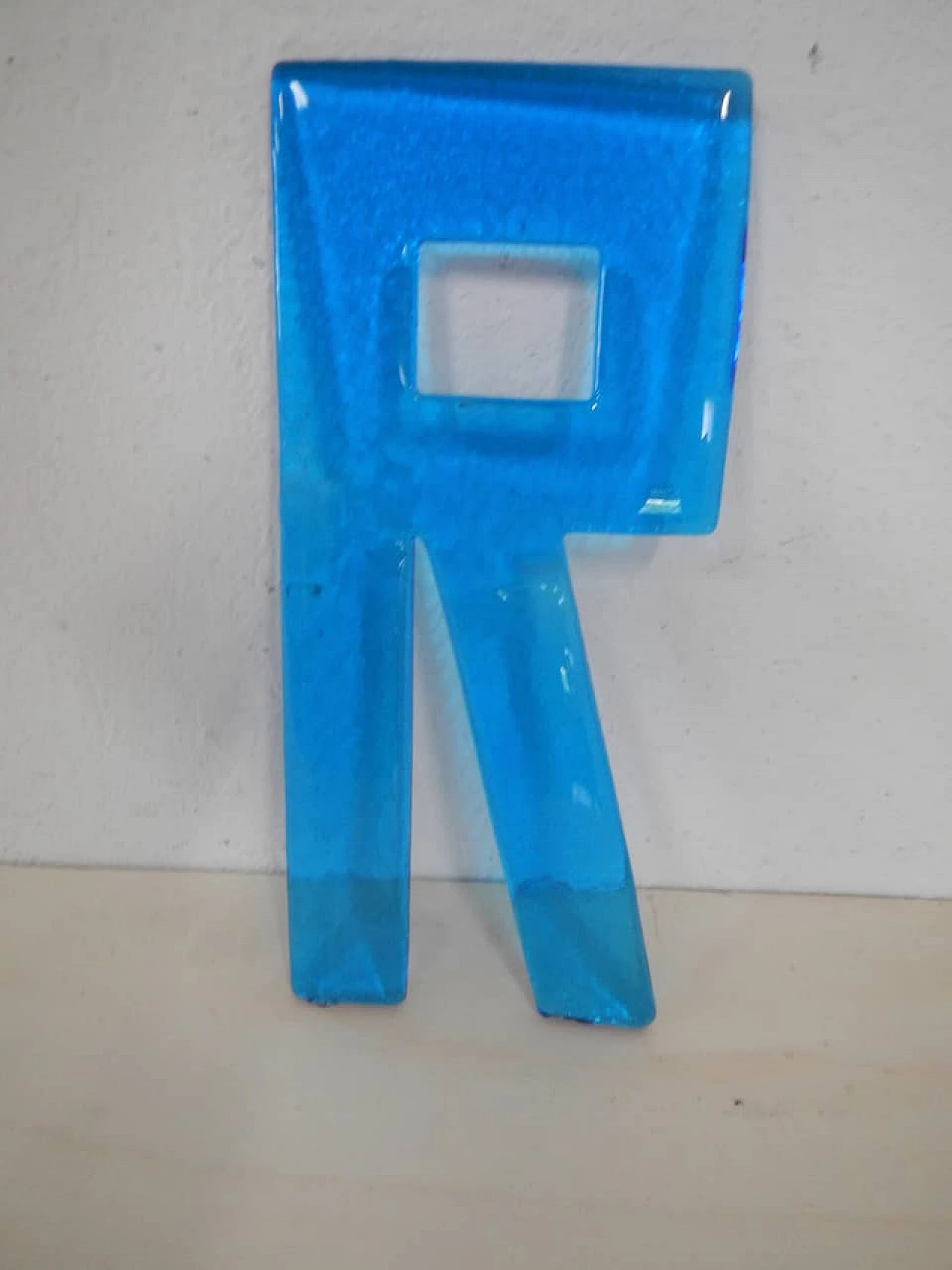 Lettera R in vetro blu, anni '80 2