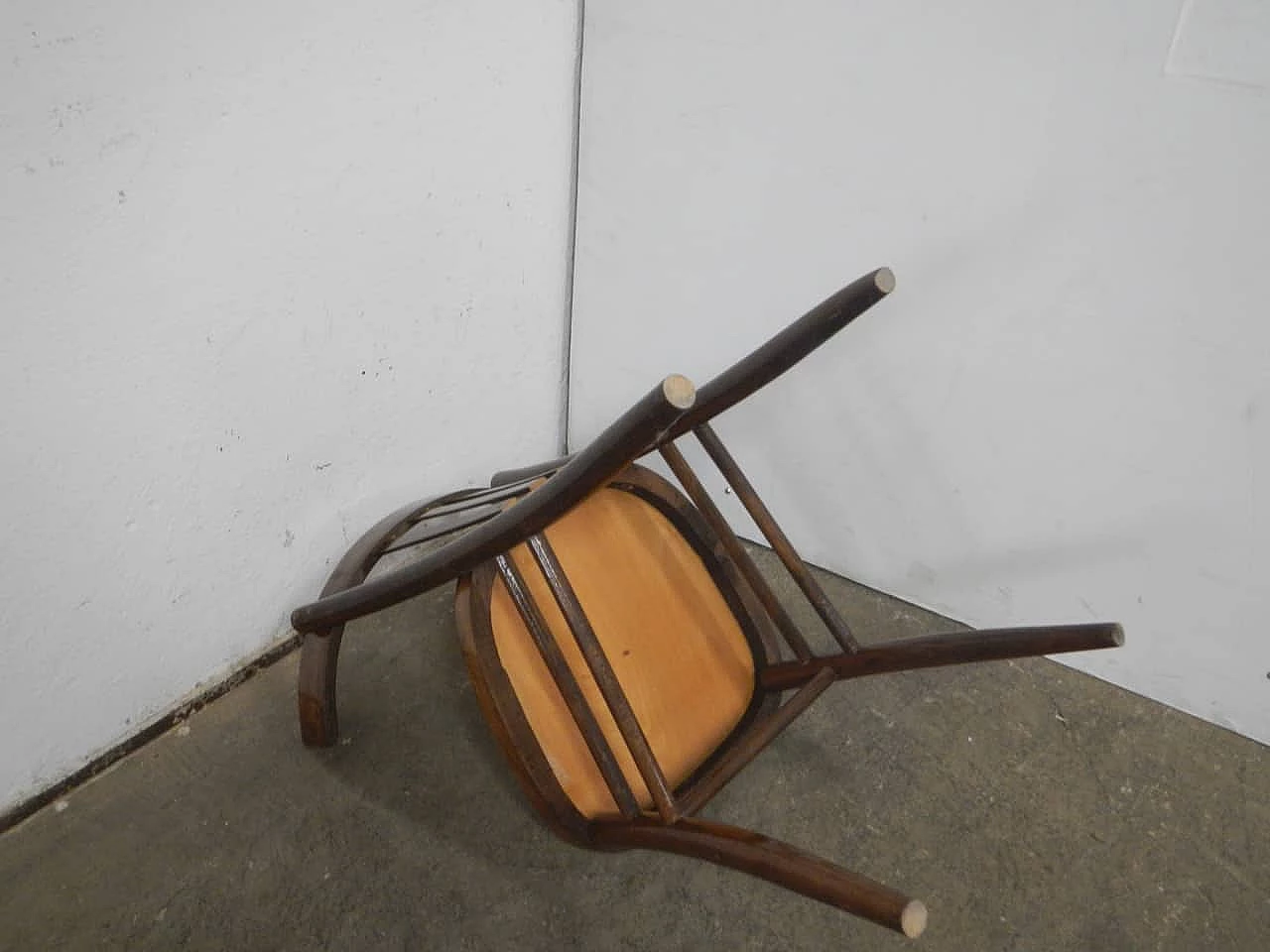 Sedia in faggio tinto con schienale in legno curvato, anni '50 6