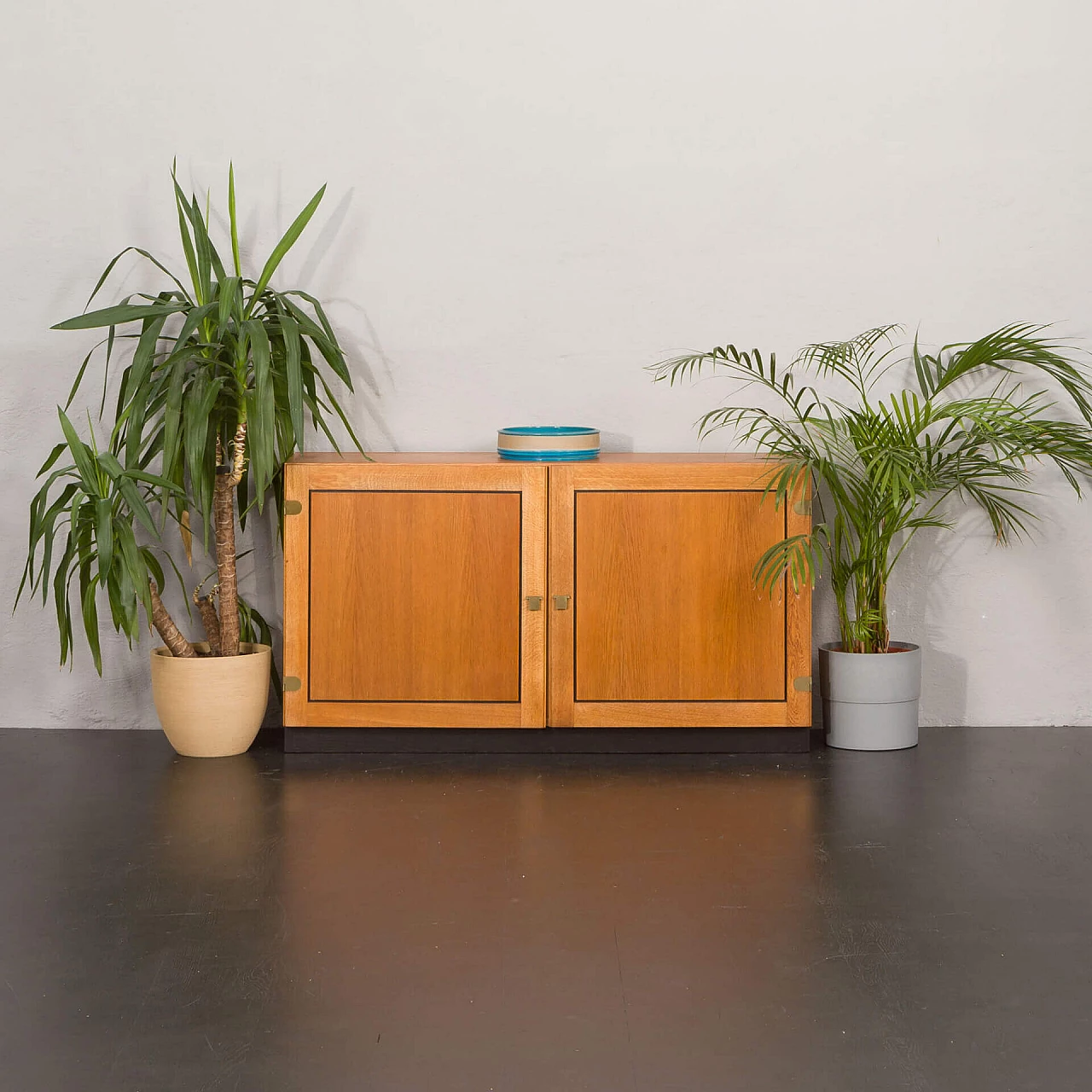 Oak sideboard with brass fittings and black painted details by Hansen & Guldborg, 1970s 1