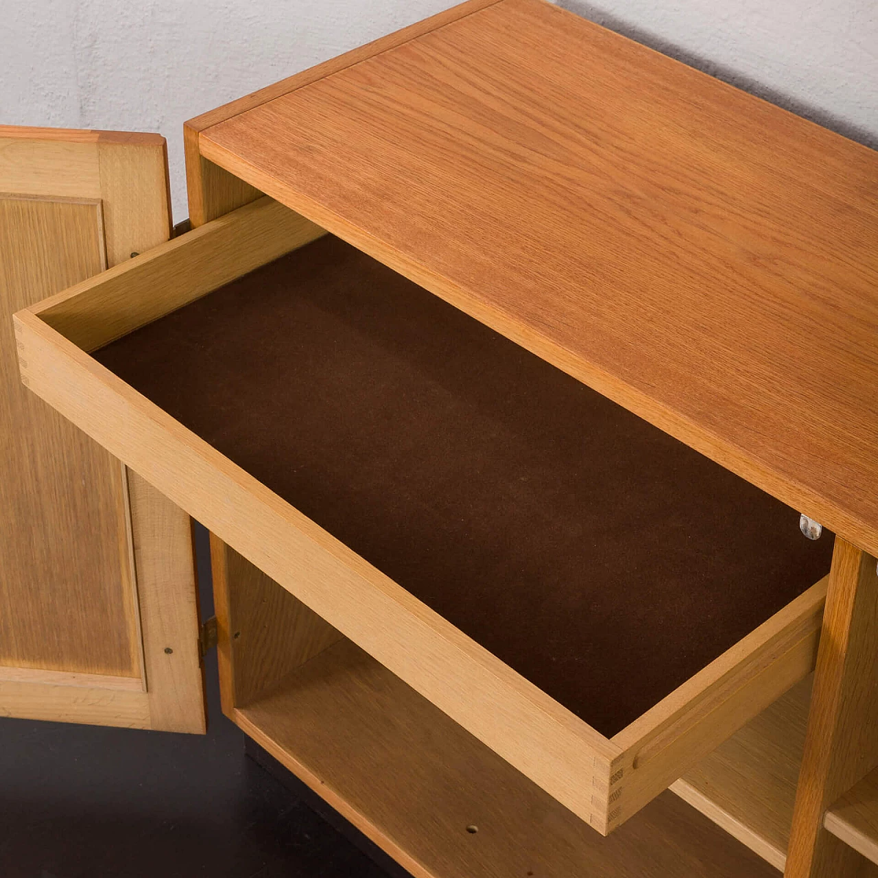 Oak sideboard with brass fittings and black painted details by Hansen & Guldborg, 1970s 15