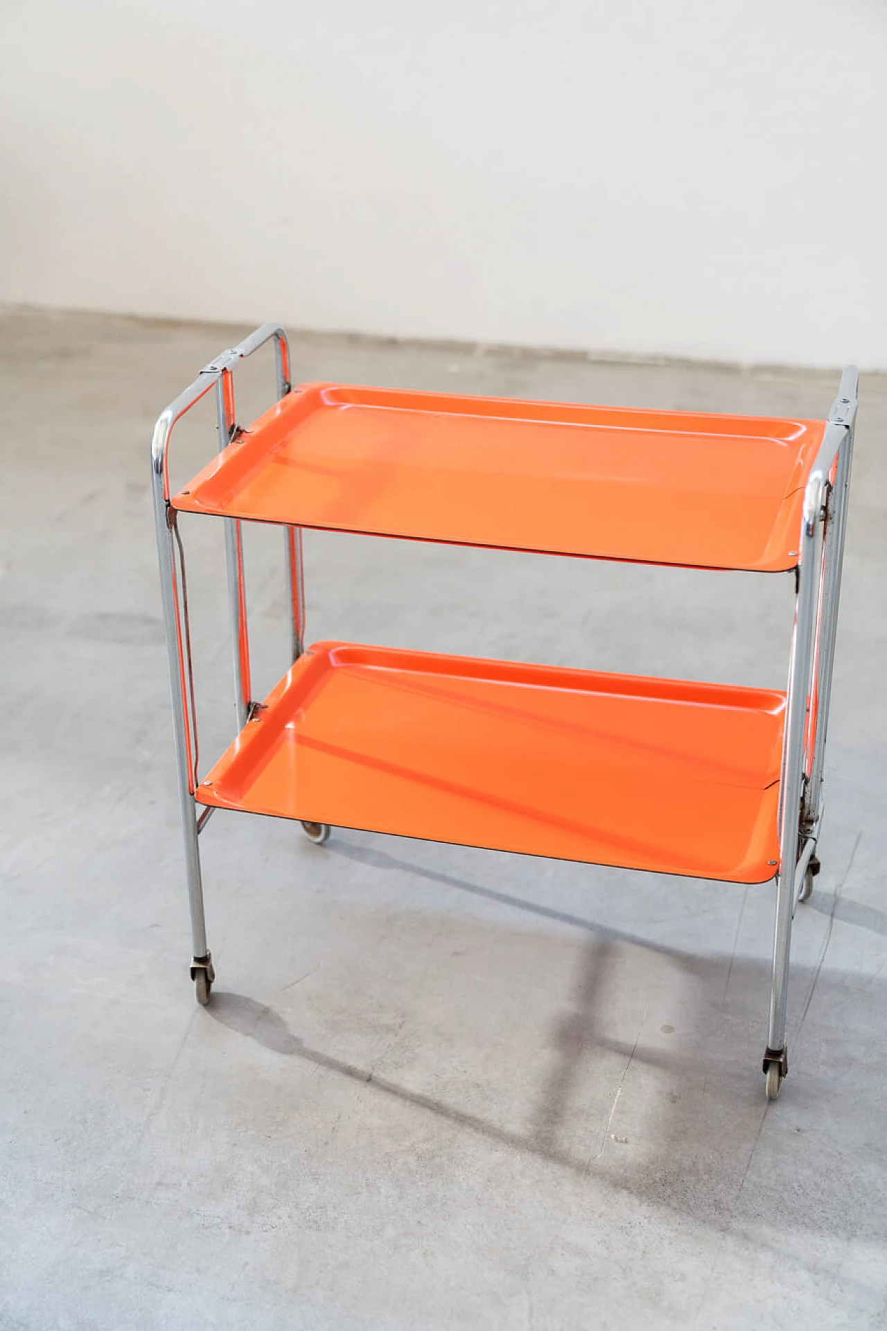 Carrello pieghevole arancione in plastica e metallo, anni '70 1379872