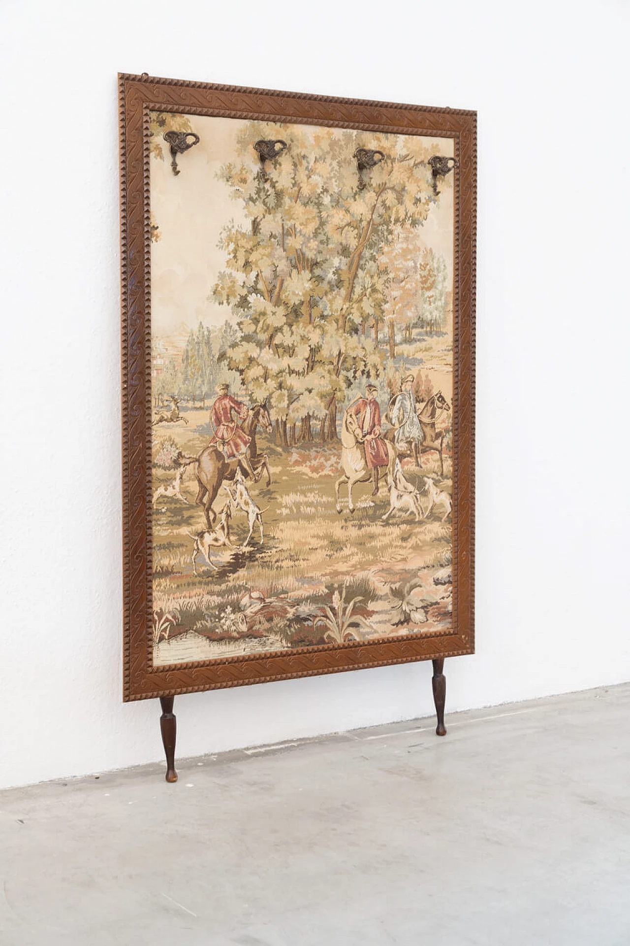 Arazzo con cornice in legno e grucce appendiabiti in ottone, anni '60 1460362