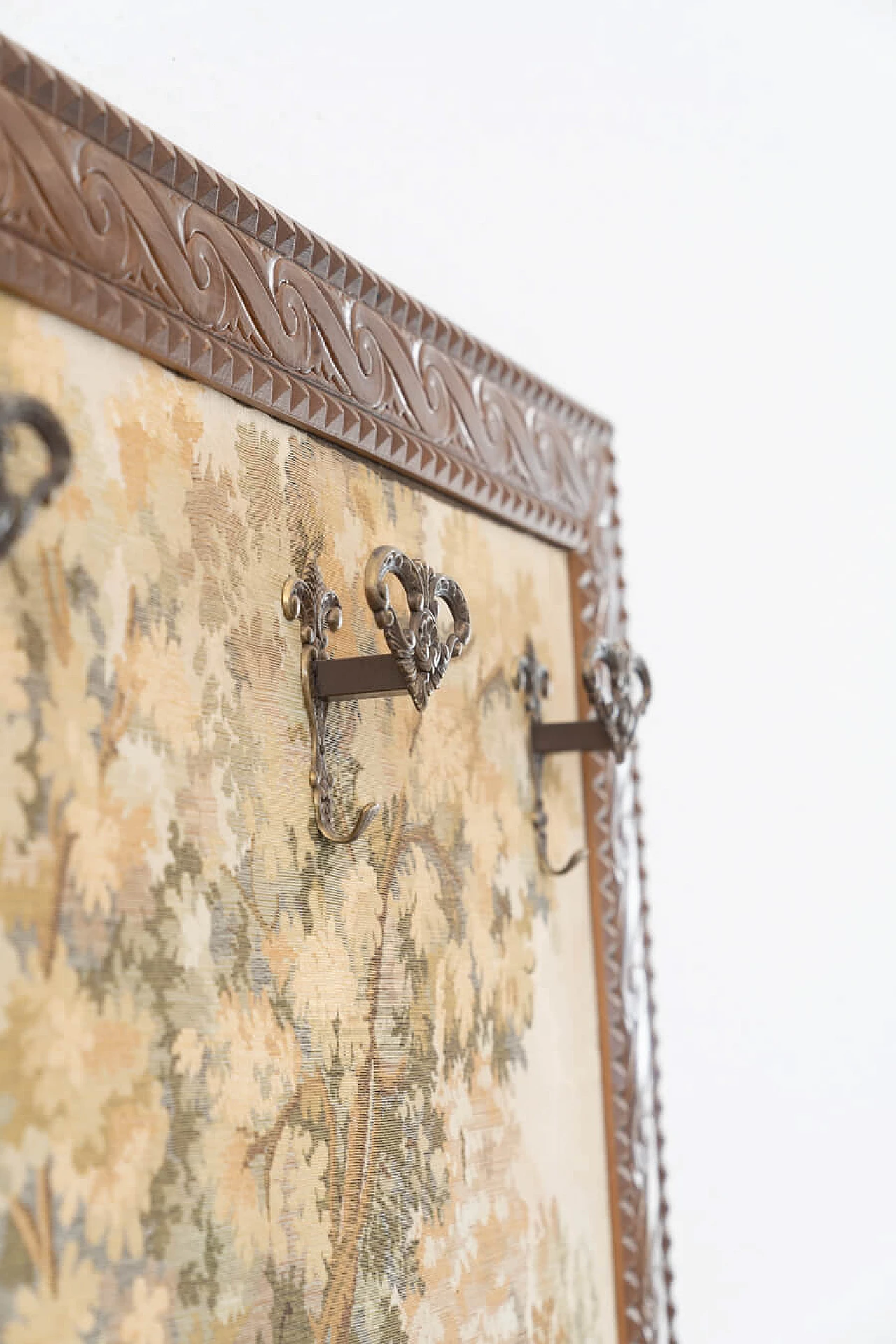 Arazzo con cornice in legno e grucce appendiabiti in ottone, anni '60 1460364