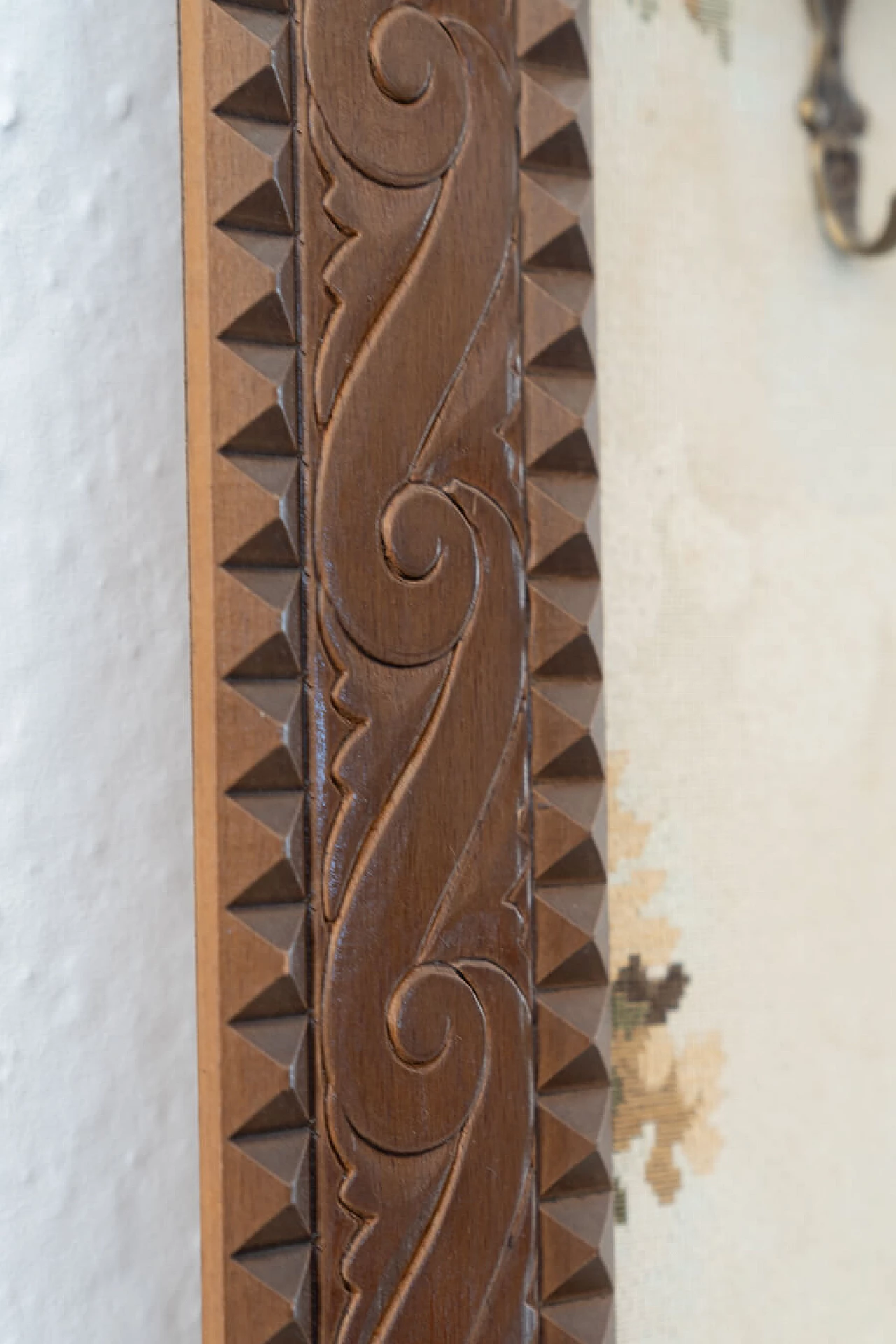Arazzo con cornice in legno e grucce appendiabiti in ottone, anni '60 1460366