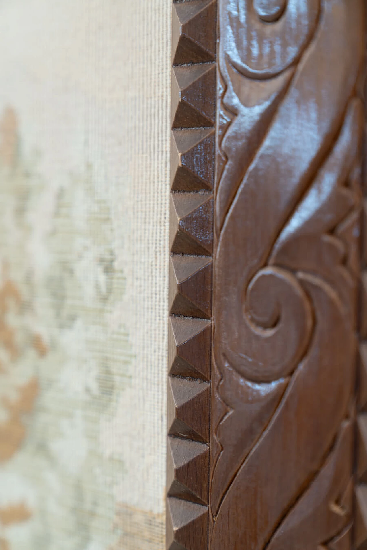 Arazzo con cornice in legno e grucce appendiabiti in ottone, anni '60 1460372