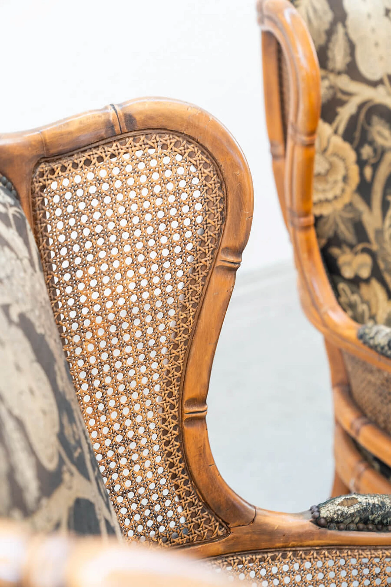 Divano e coppia di poltrone in bambù, vimini e tessuto, anni '80 24