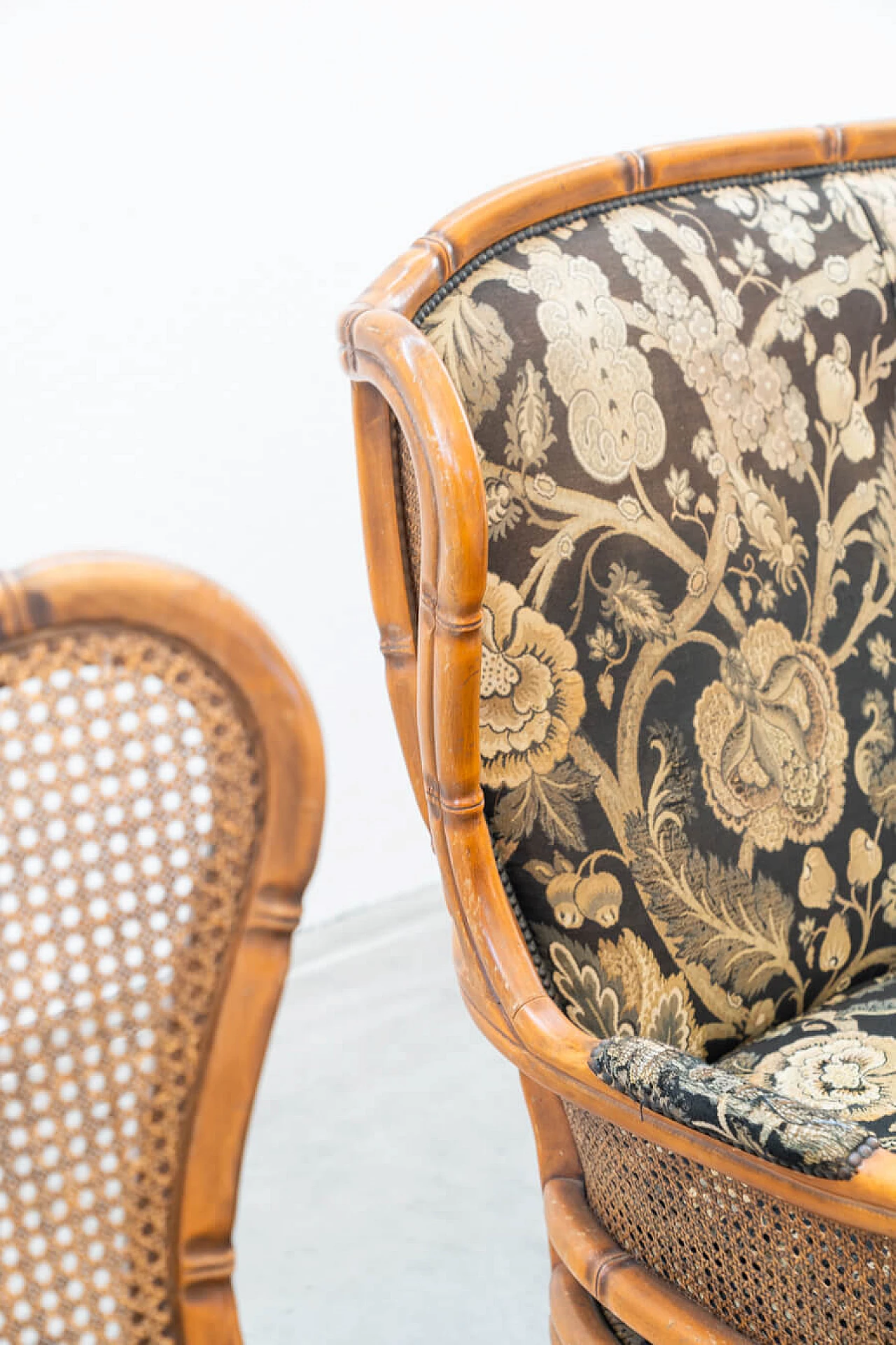 Divano e coppia di poltrone in bambù, vimini e tessuto, anni '80 25