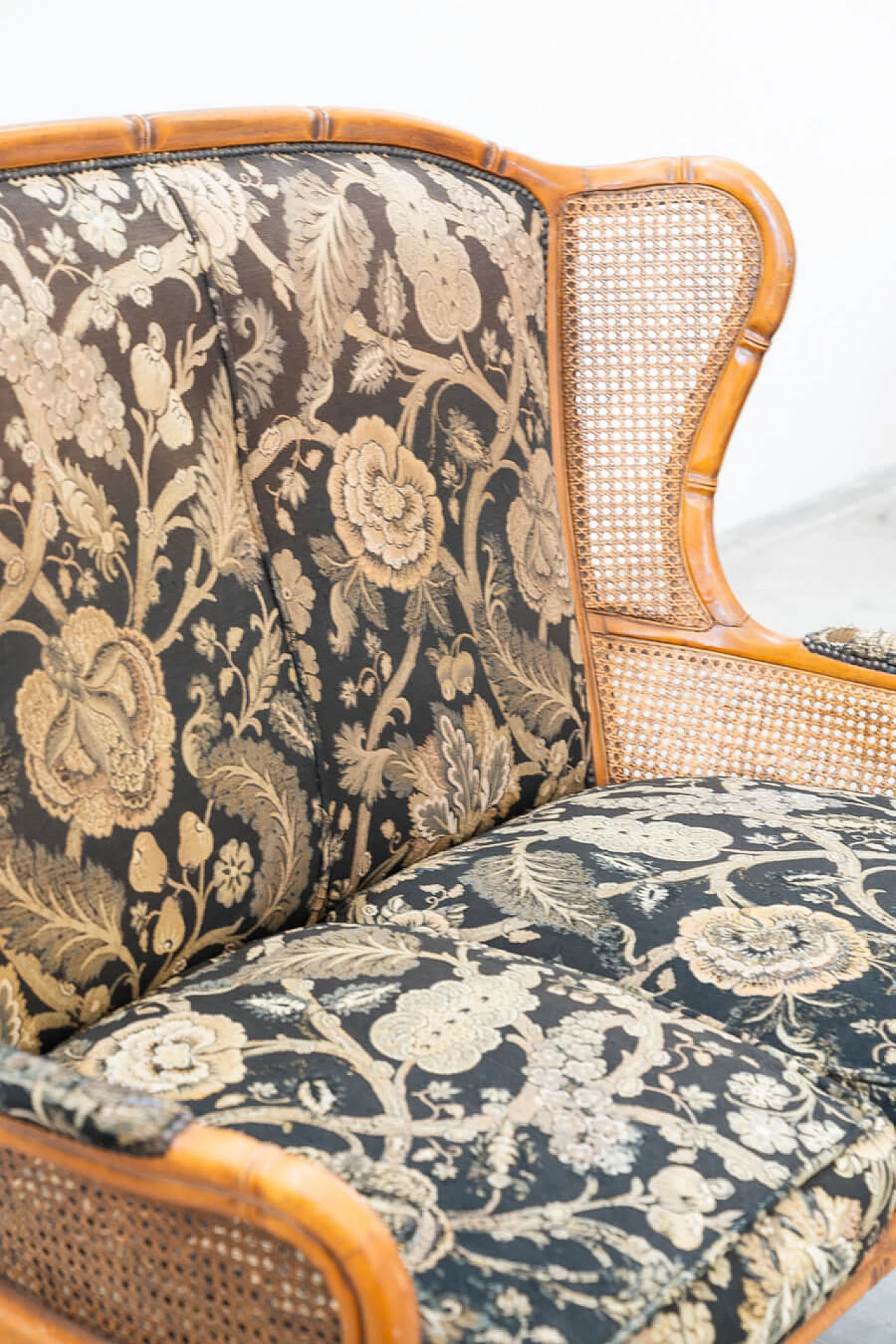 Divano e coppia di poltrone in bambù, vimini e tessuto, anni '80 26