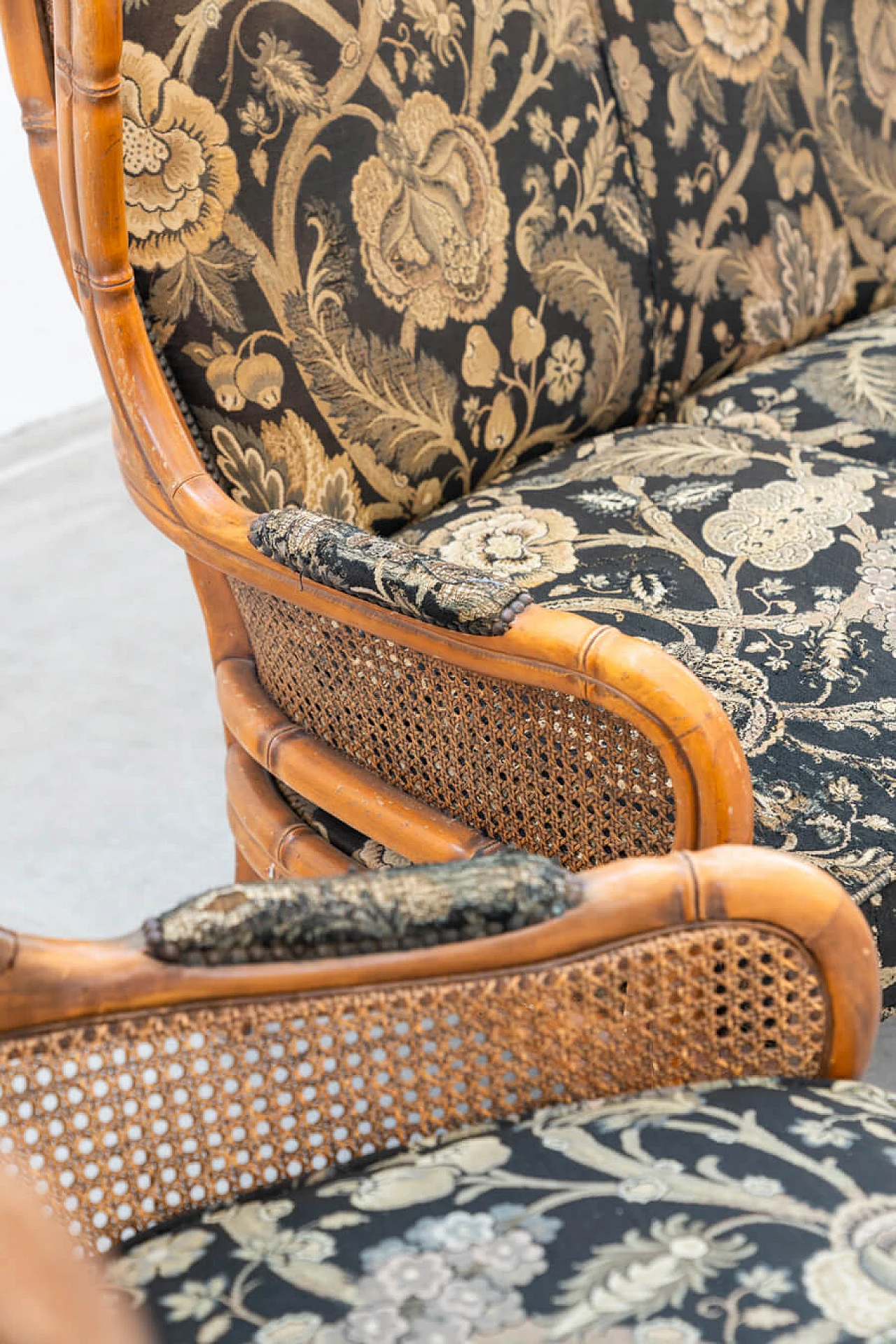 Divano e coppia di poltrone in bambù, vimini e tessuto, anni '80 27