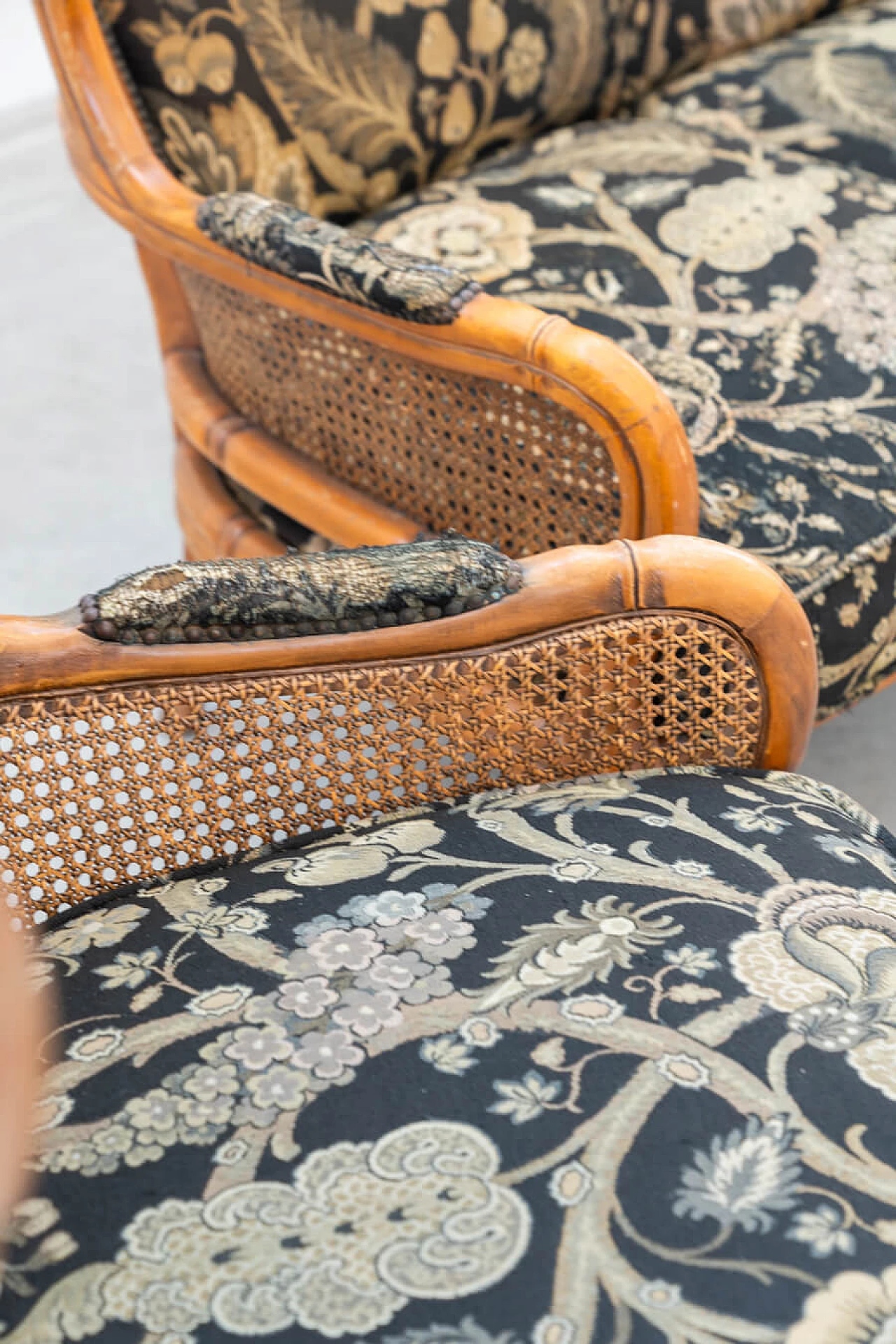 Divano e coppia di poltrone in bambù, vimini e tessuto, anni '80 28