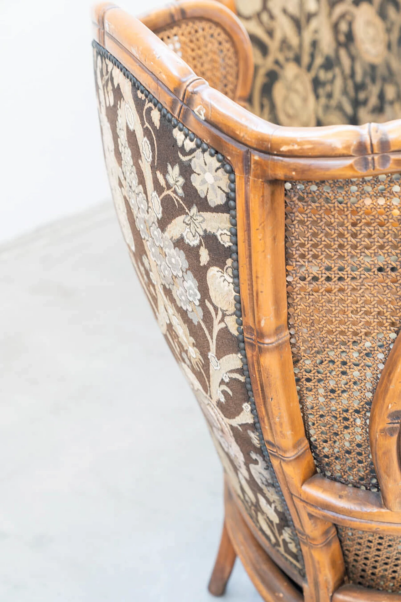 Divano e coppia di poltrone in bambù, vimini e tessuto, anni '80 30