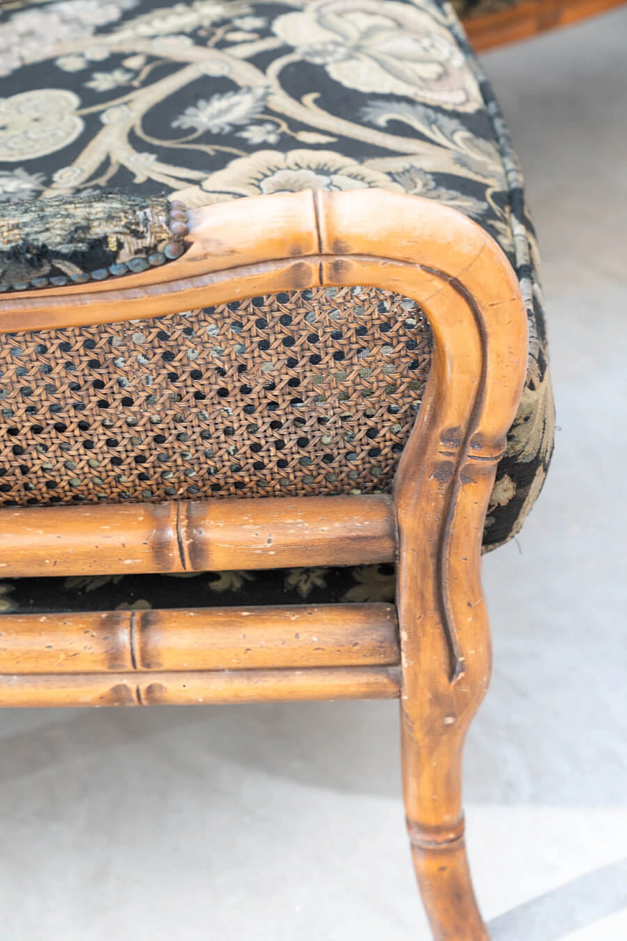 Divano e coppia di poltrone in bambù, vimini e tessuto, anni '80 33