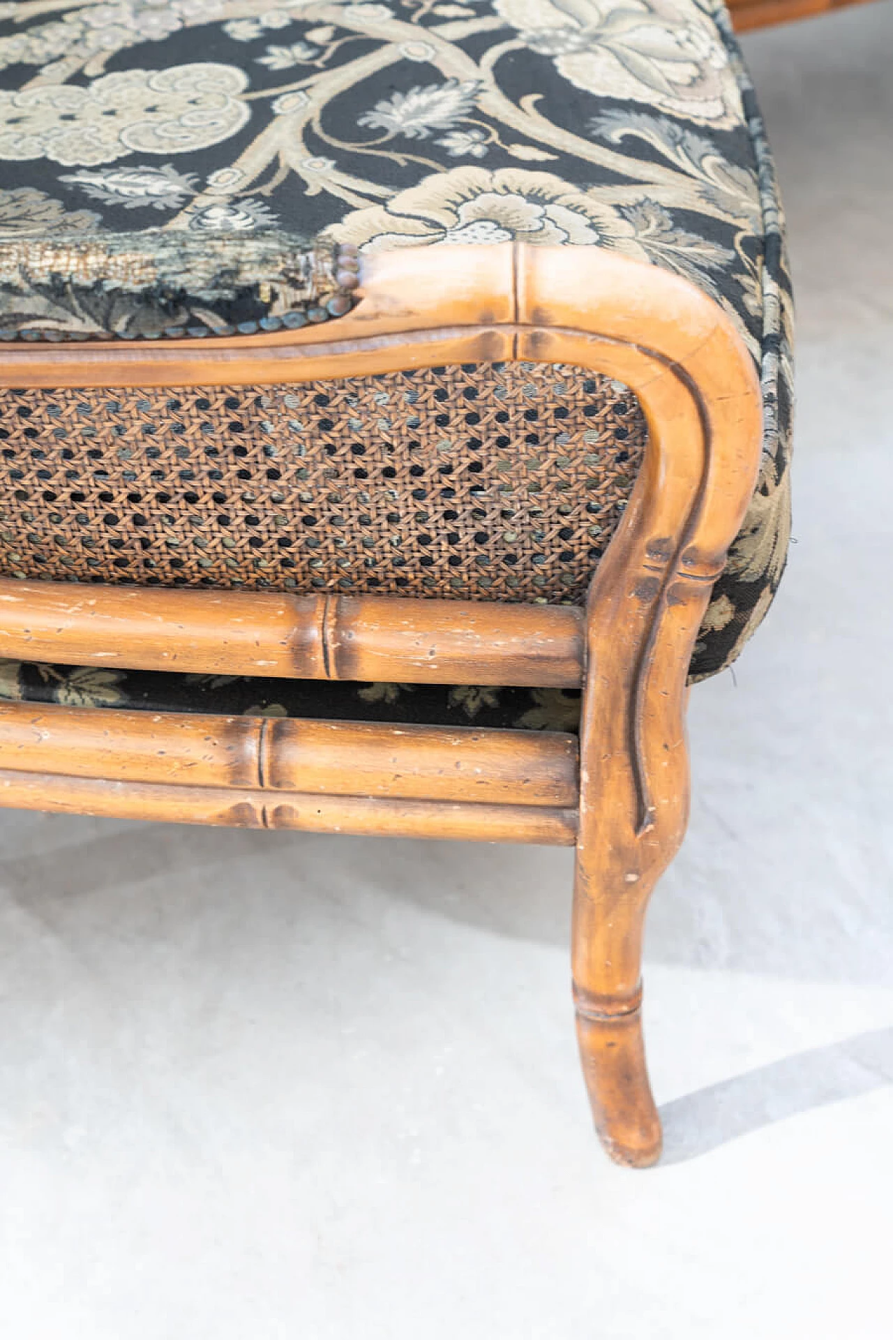 Divano e coppia di poltrone in bambù, vimini e tessuto, anni '80 34