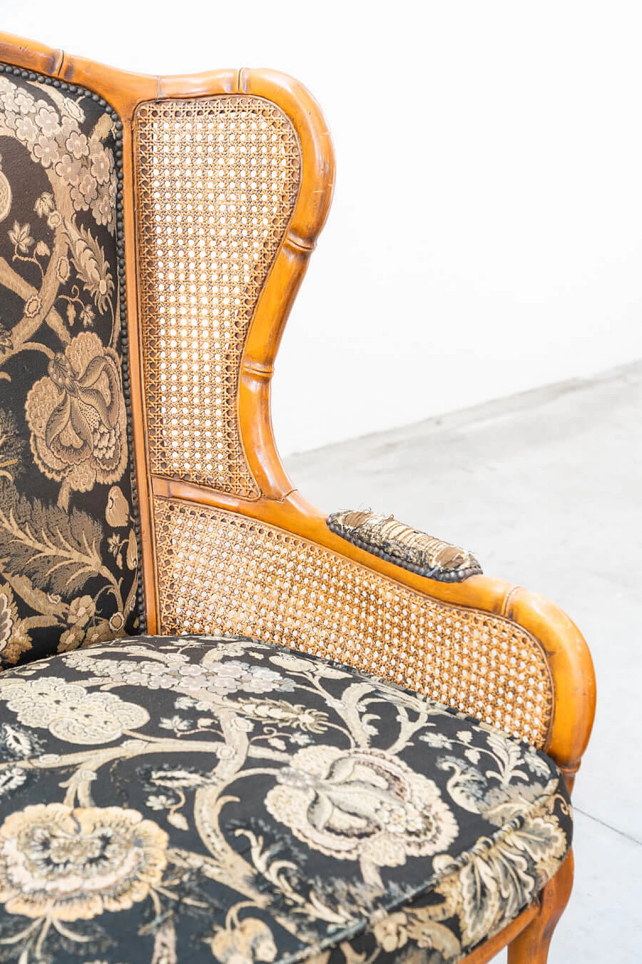 Divano e coppia di poltrone in bambù, vimini e tessuto, anni '80 35