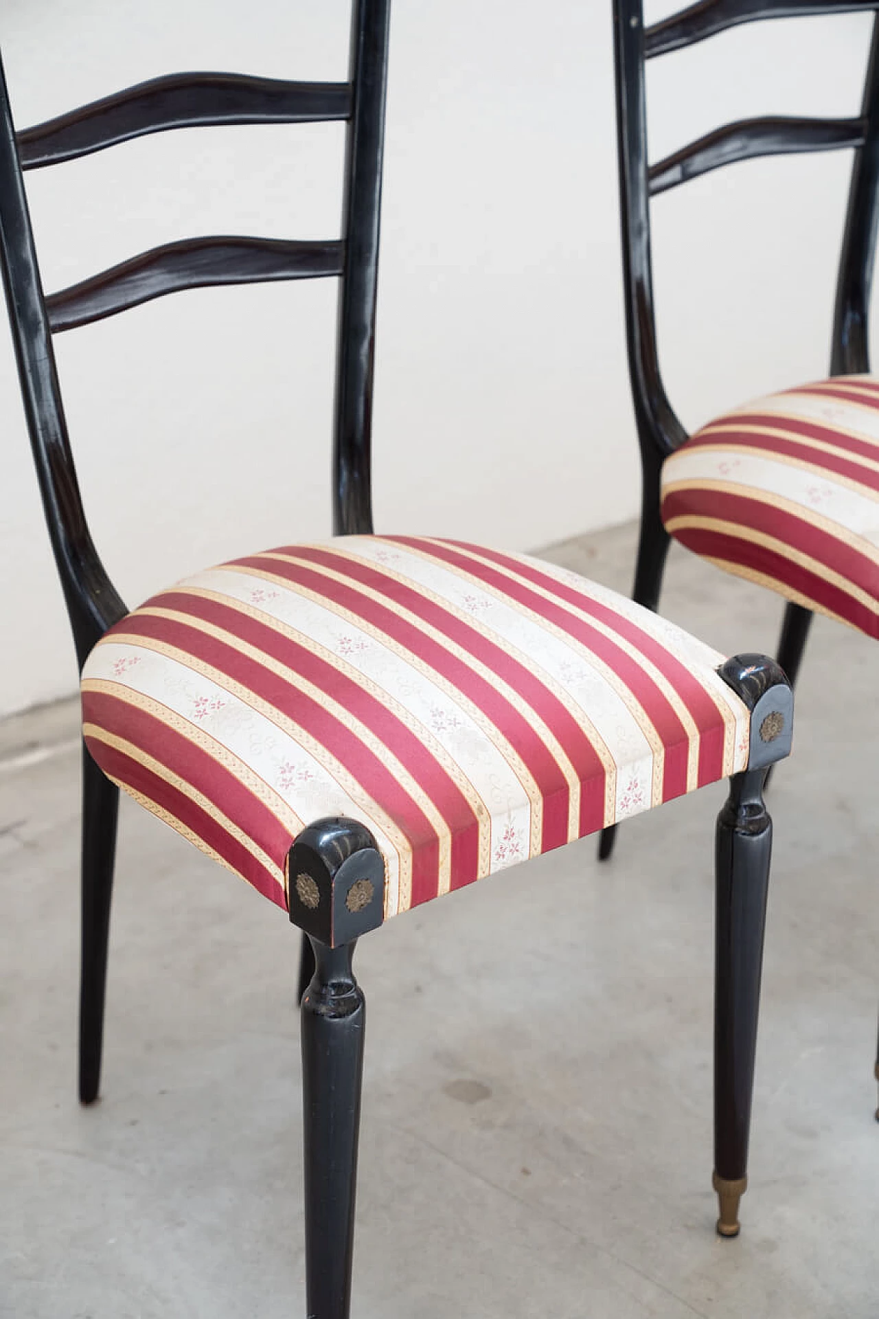 Coppia di sedie Chiavarine in mogano con seduta in tessuto di Paolo Buffa, anni '50 1396977