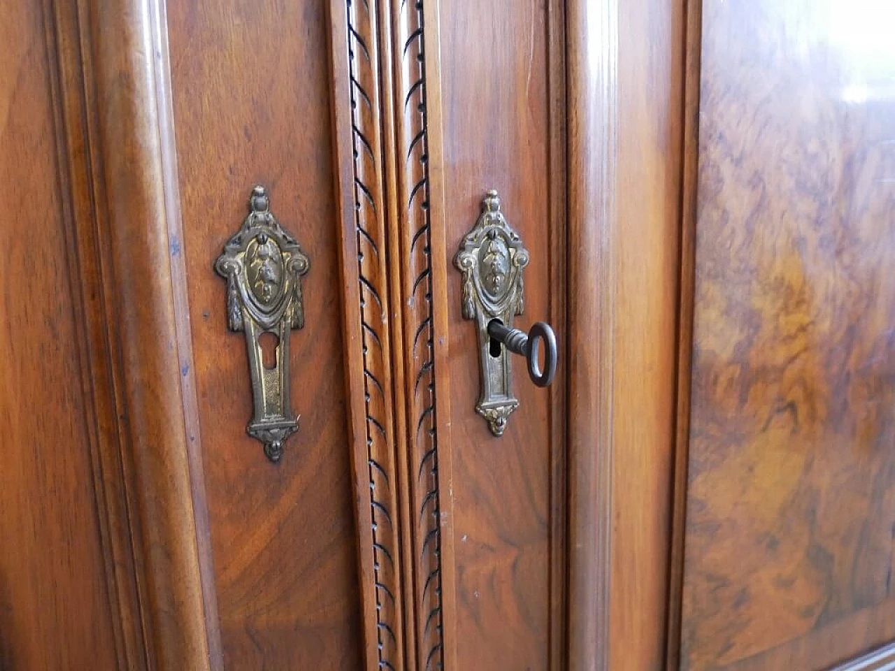 French walnut sideboard with doors and drawers, late 19th century 7