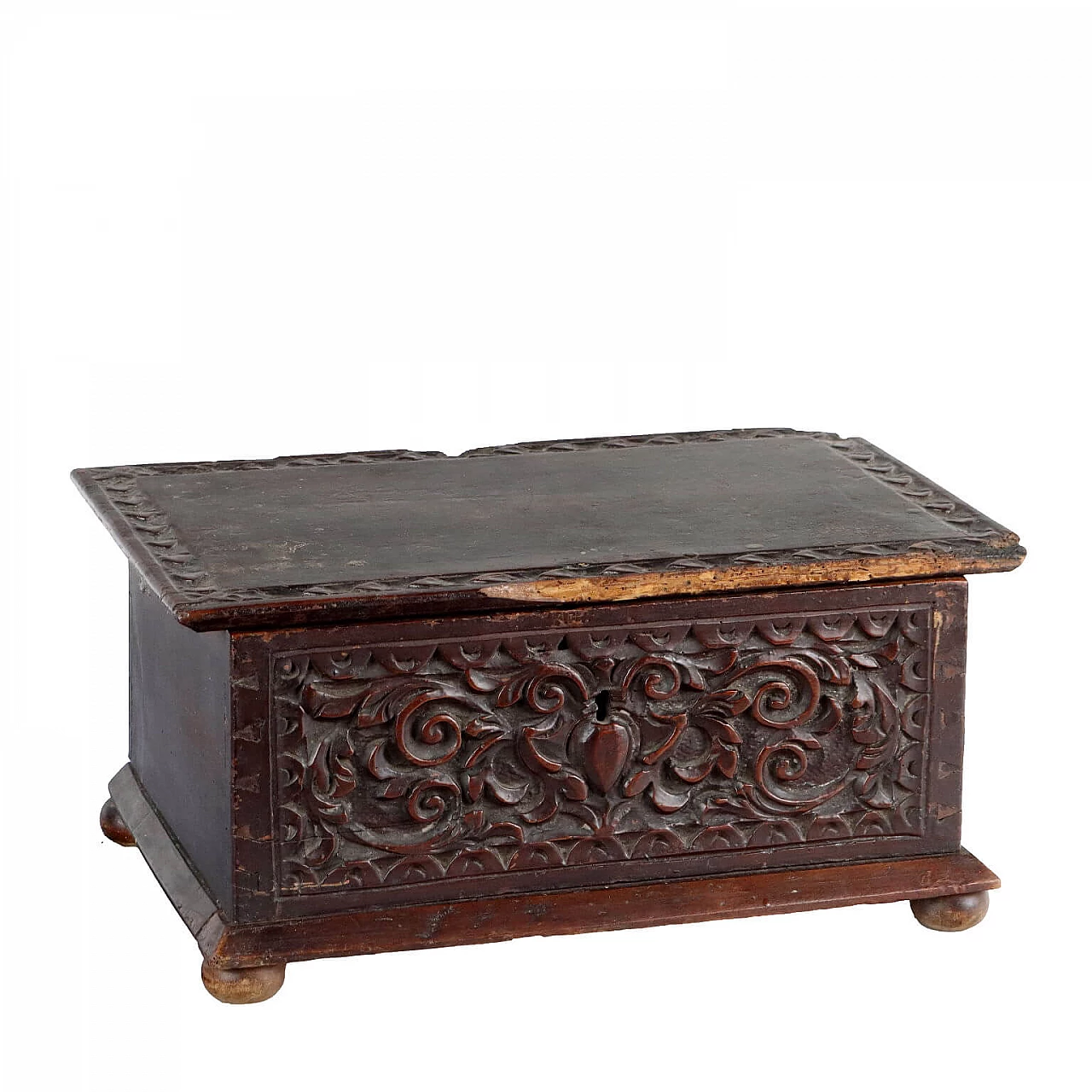 Late Renaissance walnut box with carved front, early 17th century 1