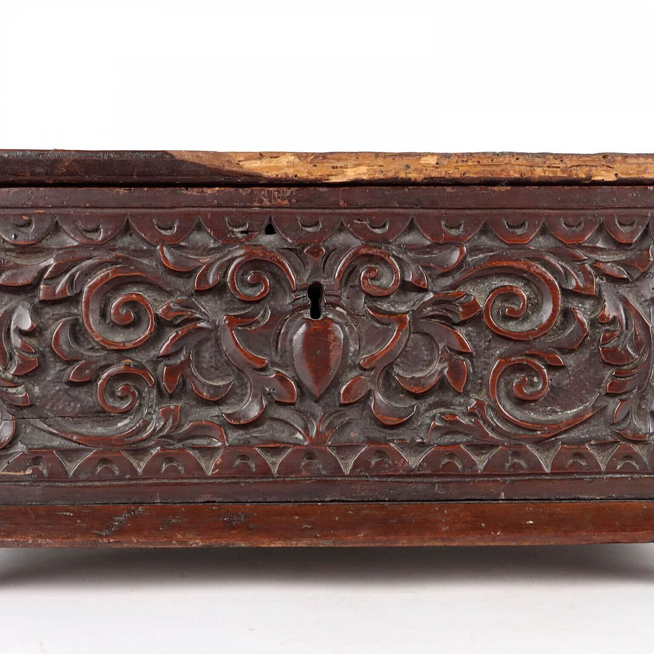 Late Renaissance walnut box with carved front, early 17th century 3