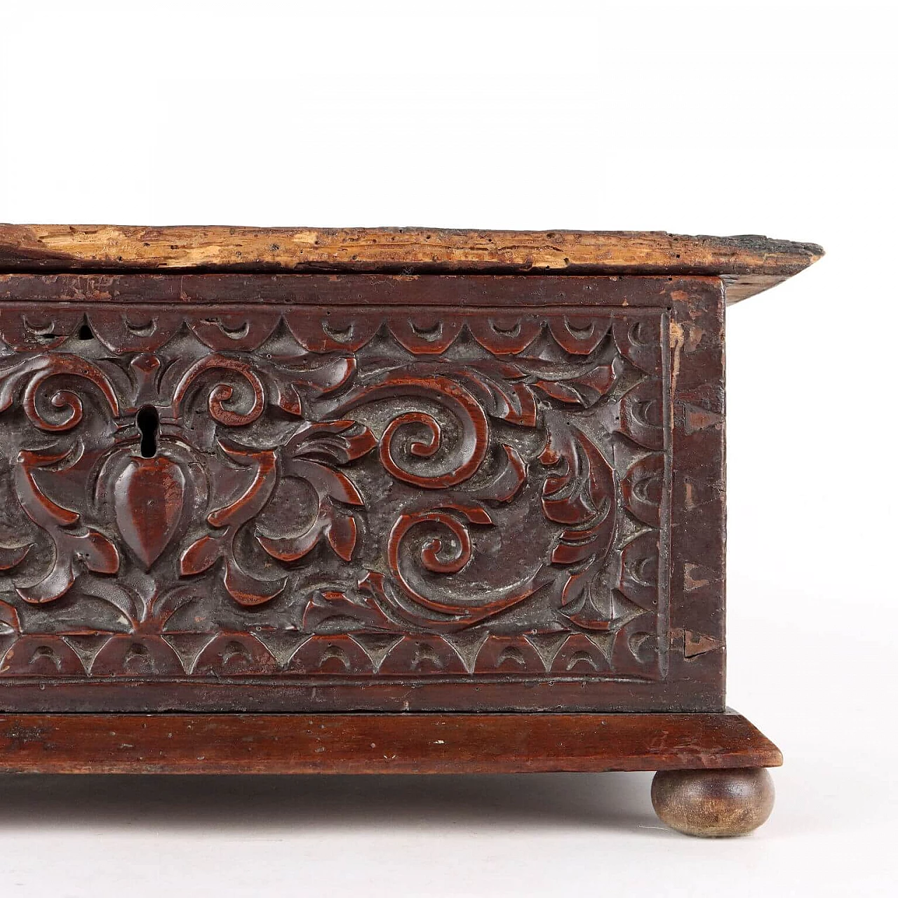 Late Renaissance walnut box with carved front, early 17th century 4