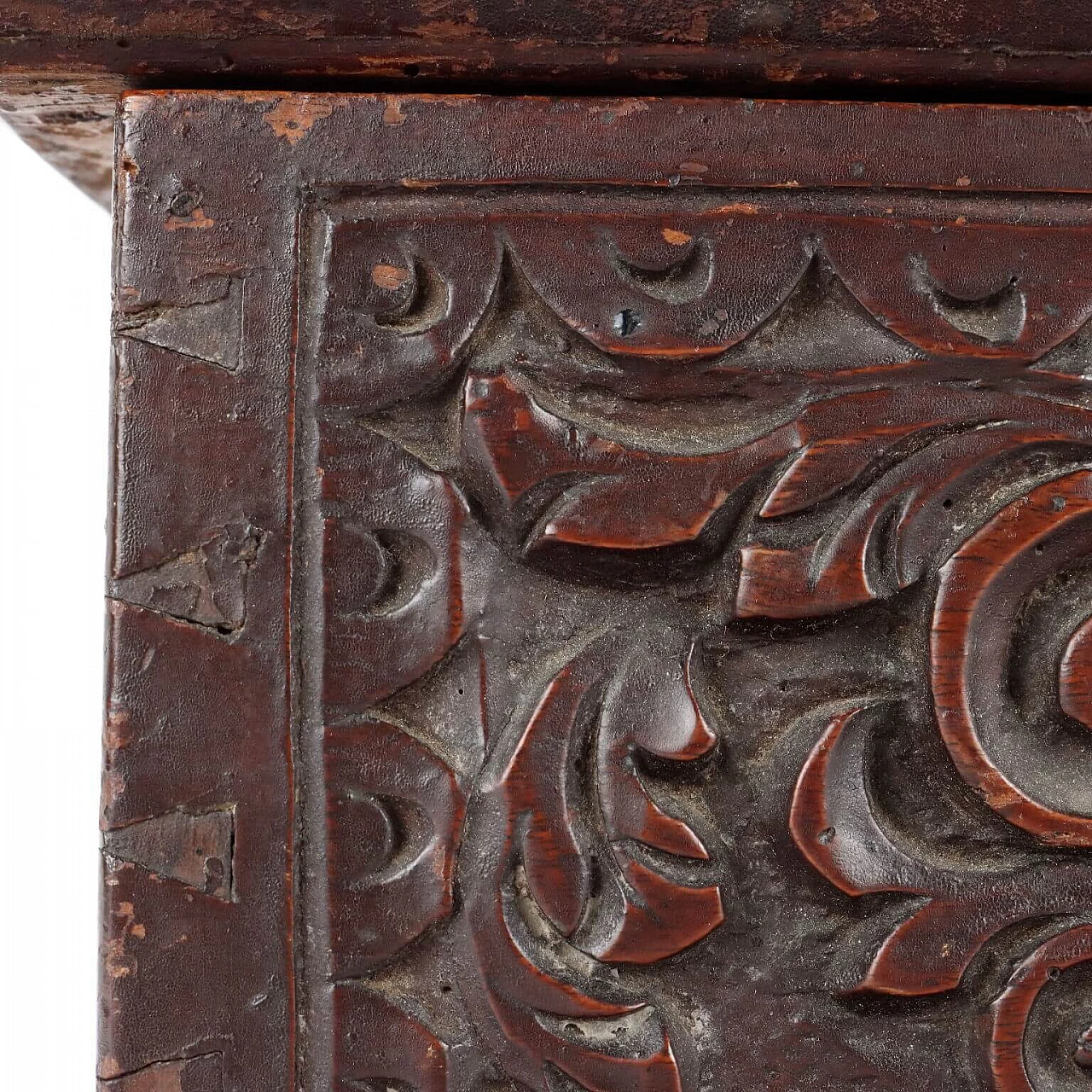 Late Renaissance walnut box with carved front, early 17th century 5