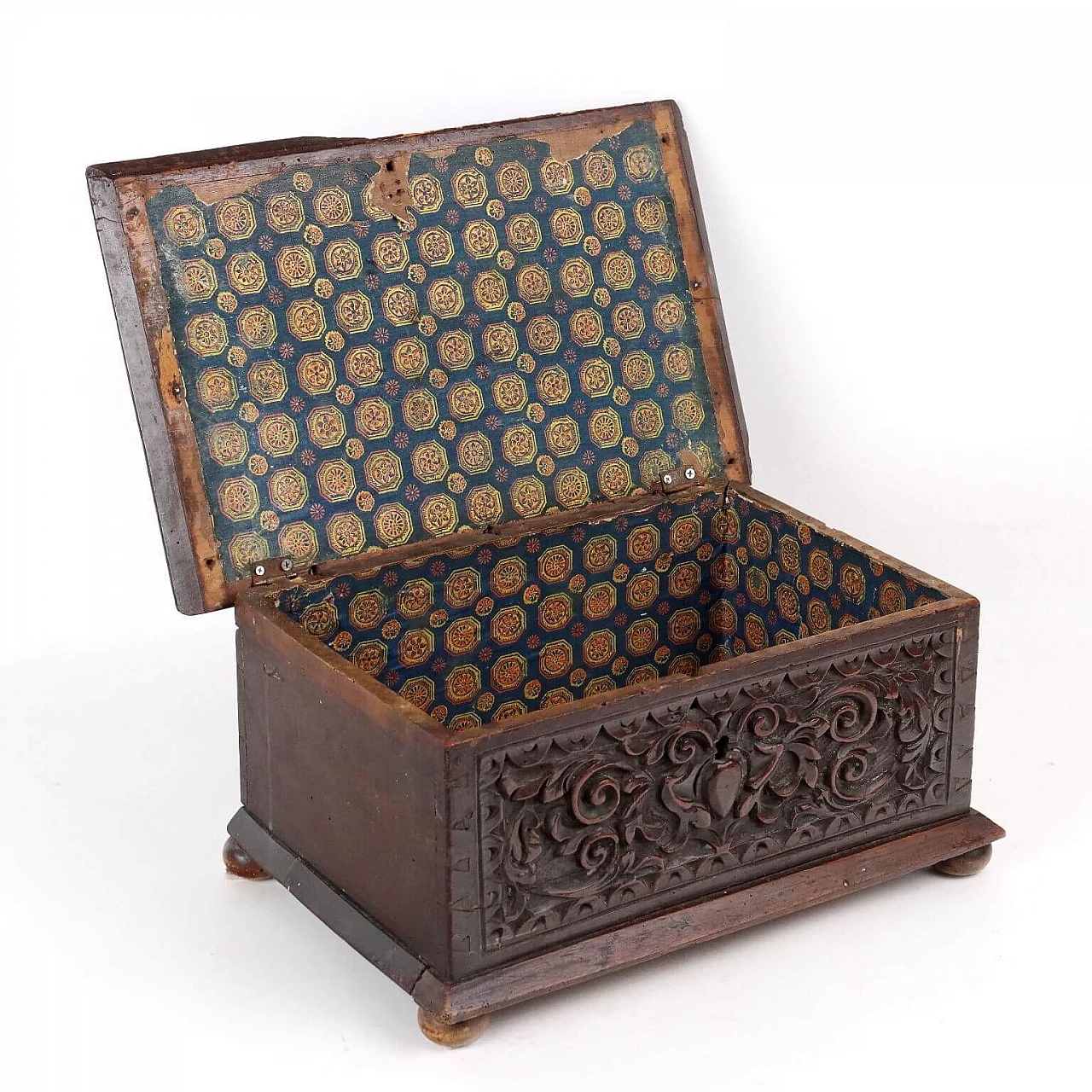 Late Renaissance walnut box with carved front, early 17th century 6