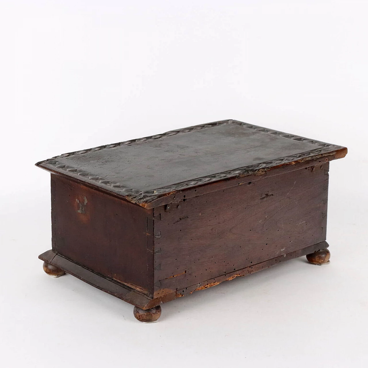 Late Renaissance walnut box with carved front, early 17th century 8