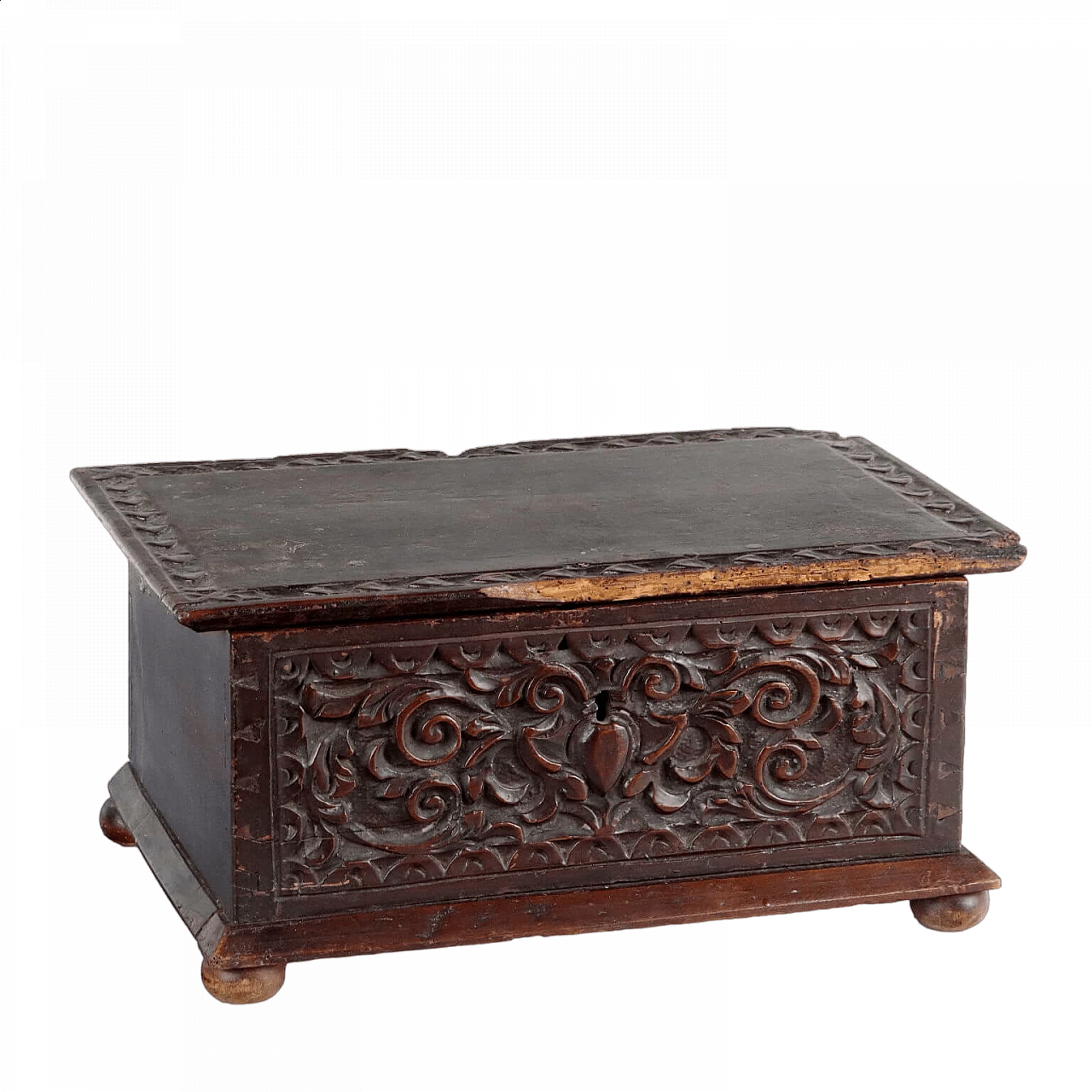 Late Renaissance walnut box with carved front, early 17th century 11