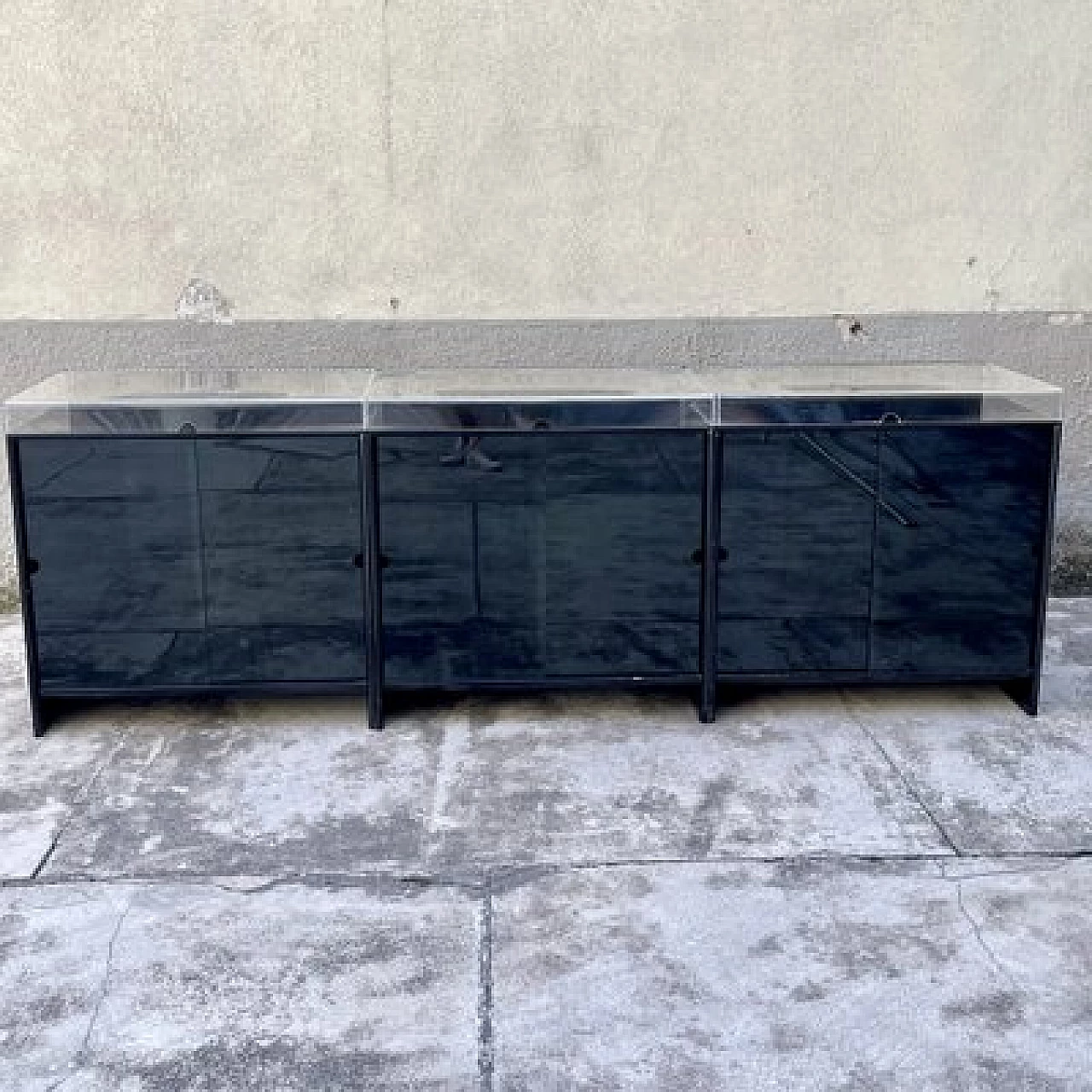Black lacquered wood display case with plexiglass openable top, 1970s 2