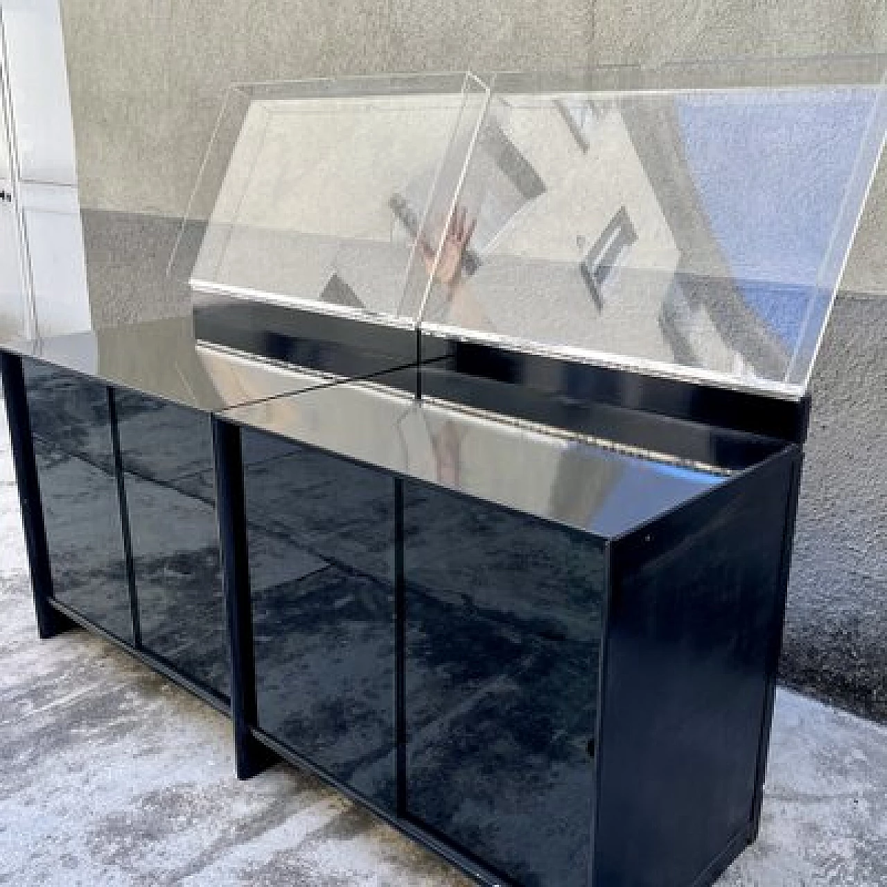 Black lacquered wood display case with plexiglass openable top, 1970s 7