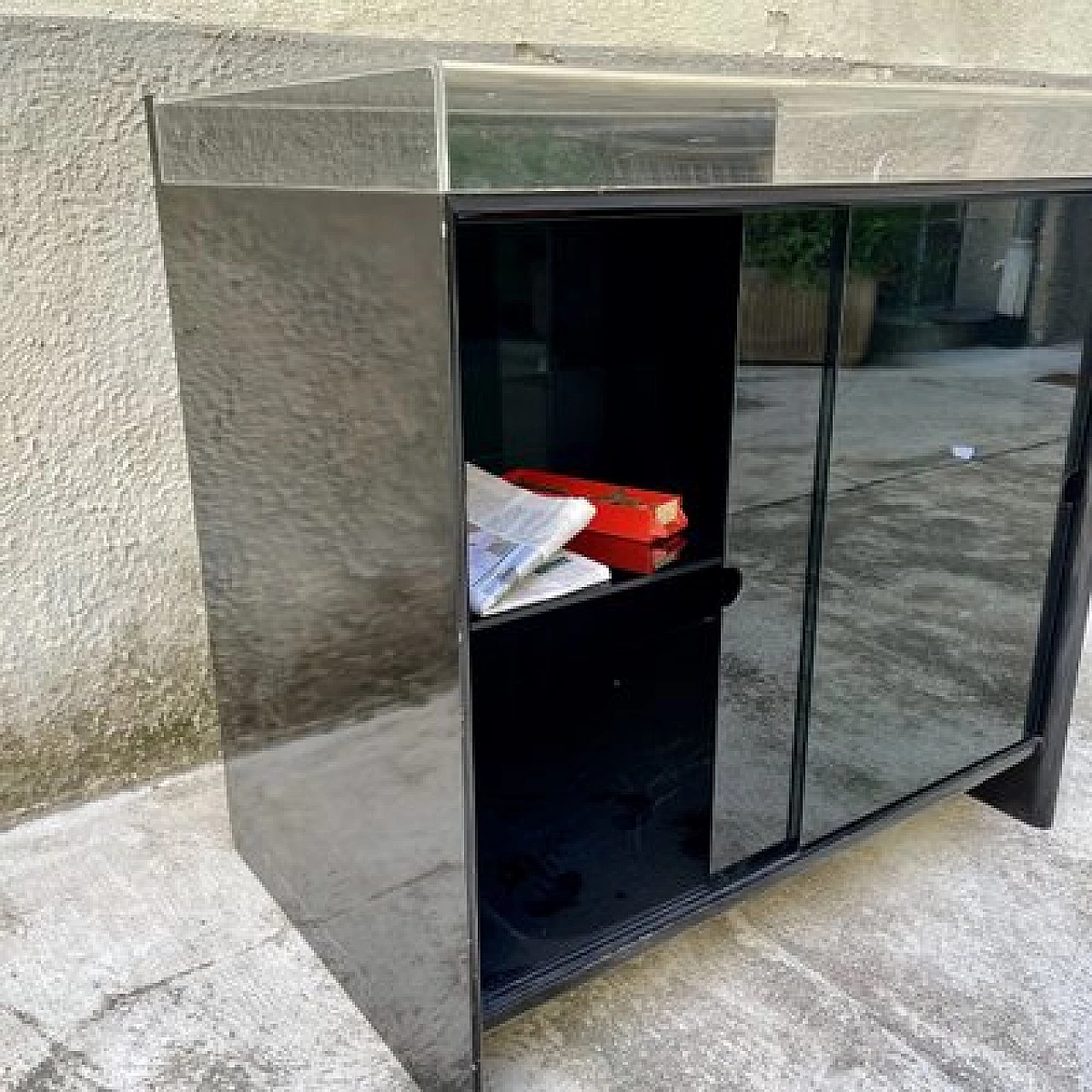 Black lacquered wood display case with plexiglass openable top, 1970s 8