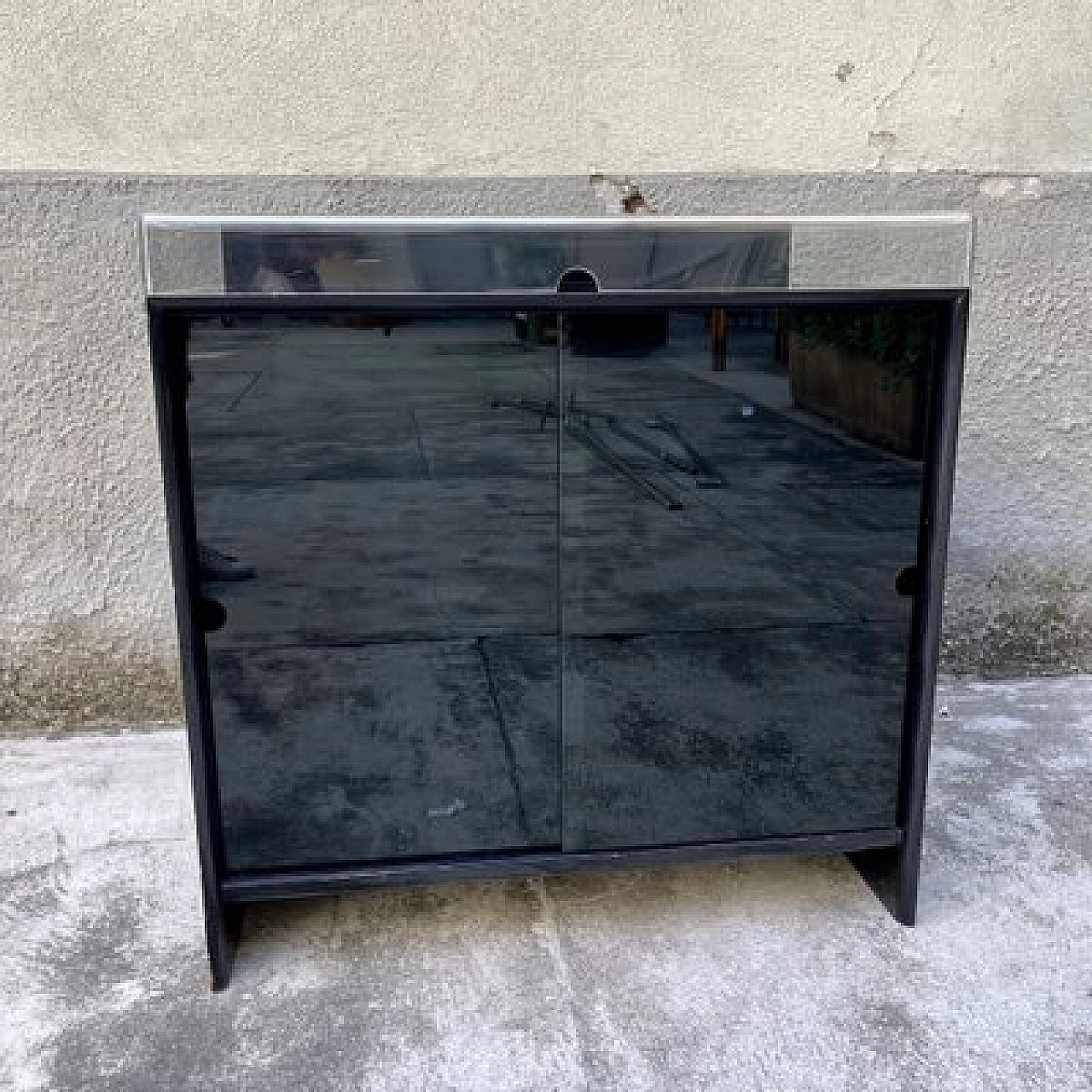 Black lacquered wood display case with plexiglass openable top, 1970s 9