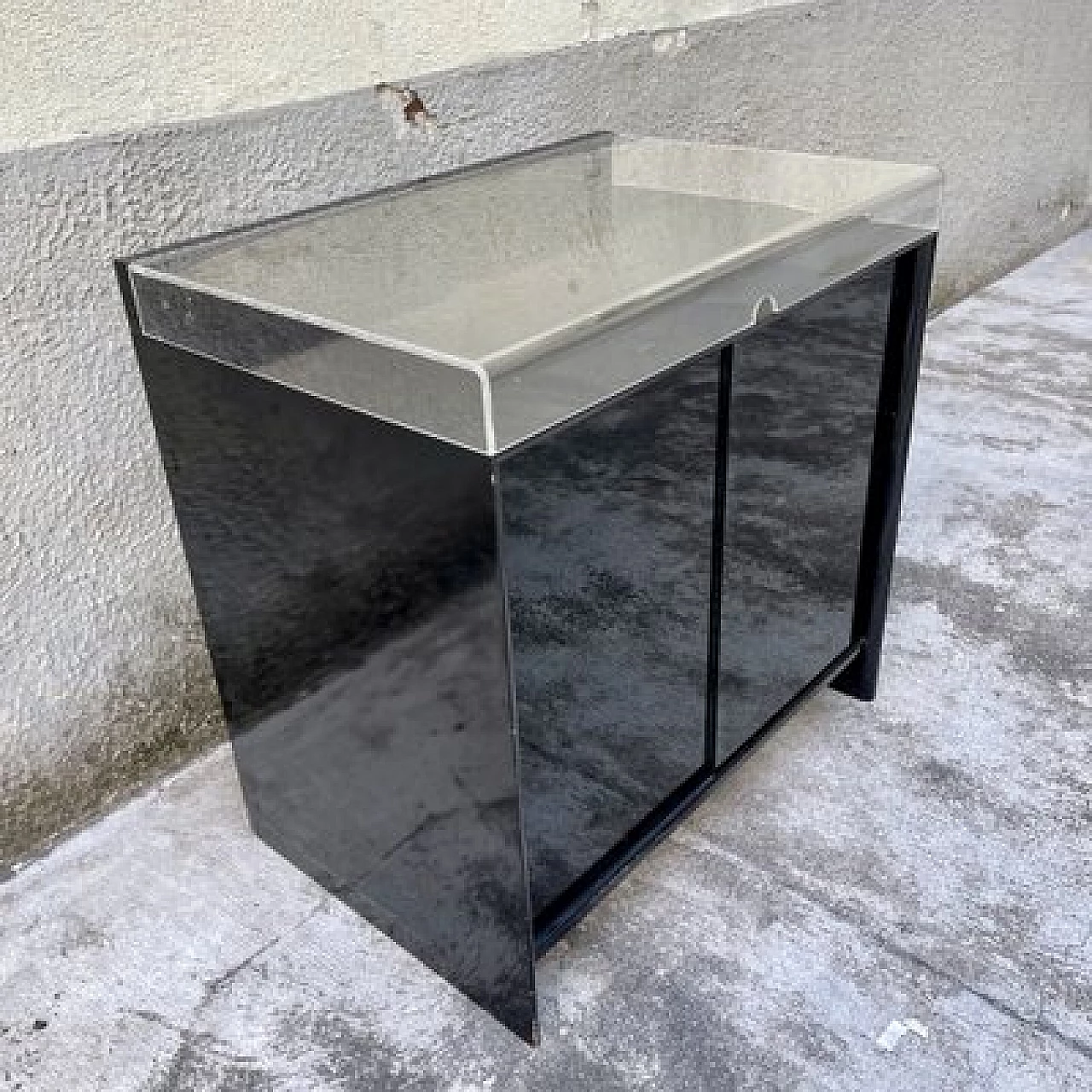 Black lacquered wood display case with plexiglass openable top, 1970s 11