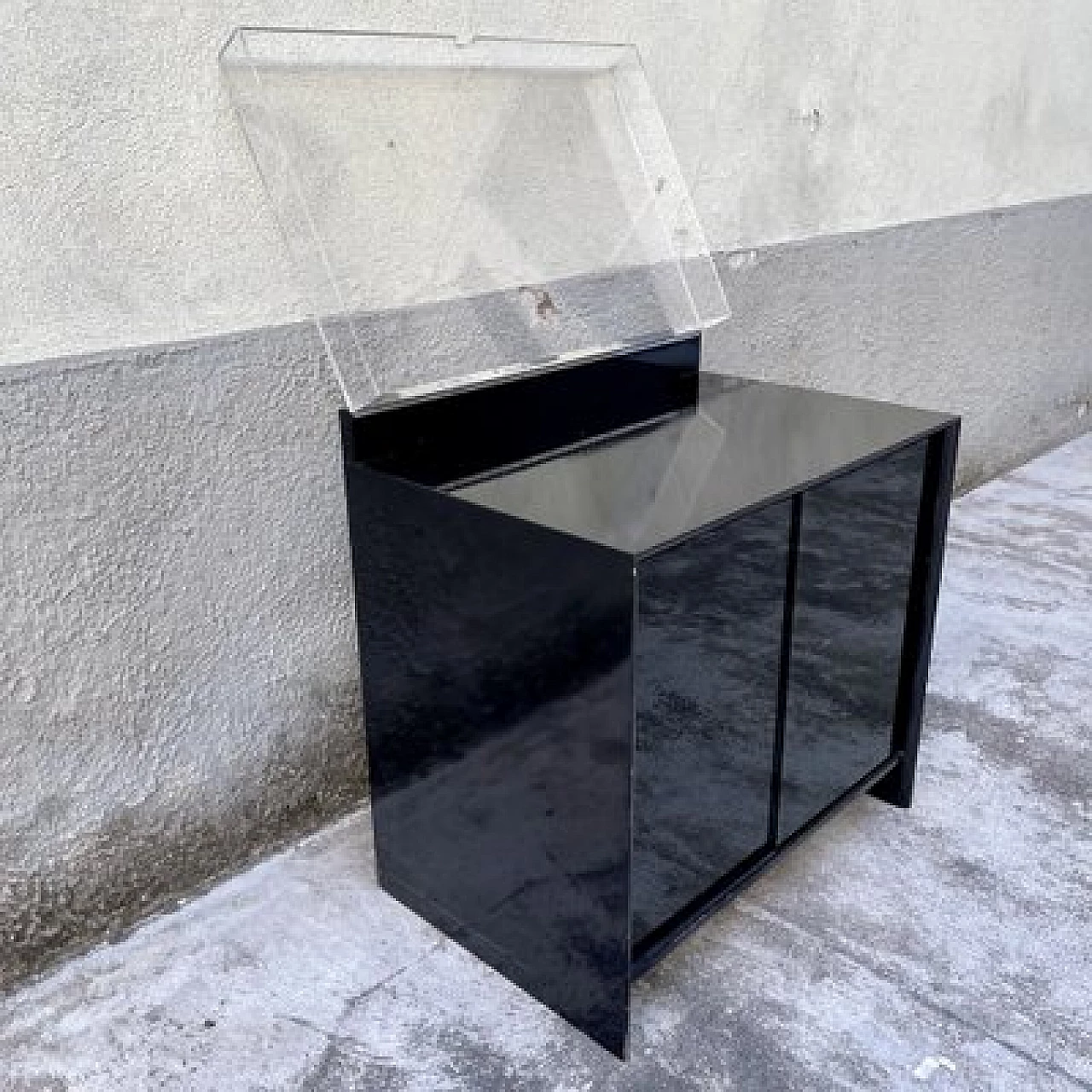 Black lacquered wood display case with plexiglass openable top, 1970s 13