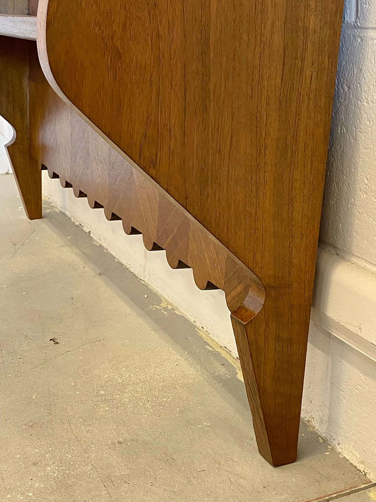 Walnut console with black glass top in the style of Paolo Buffa, 1940s 3