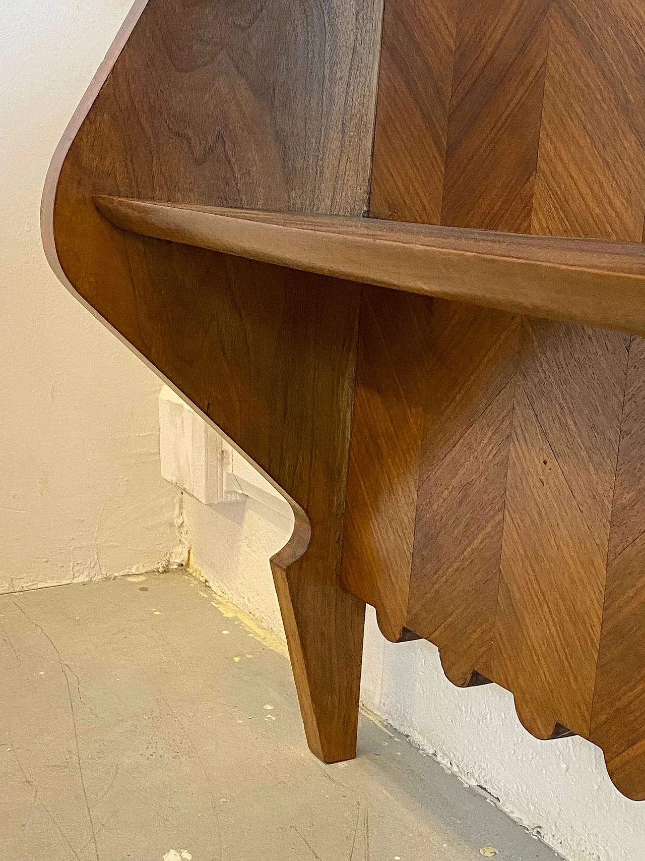 Walnut console with black glass top in the style of Paolo Buffa, 1940s 12