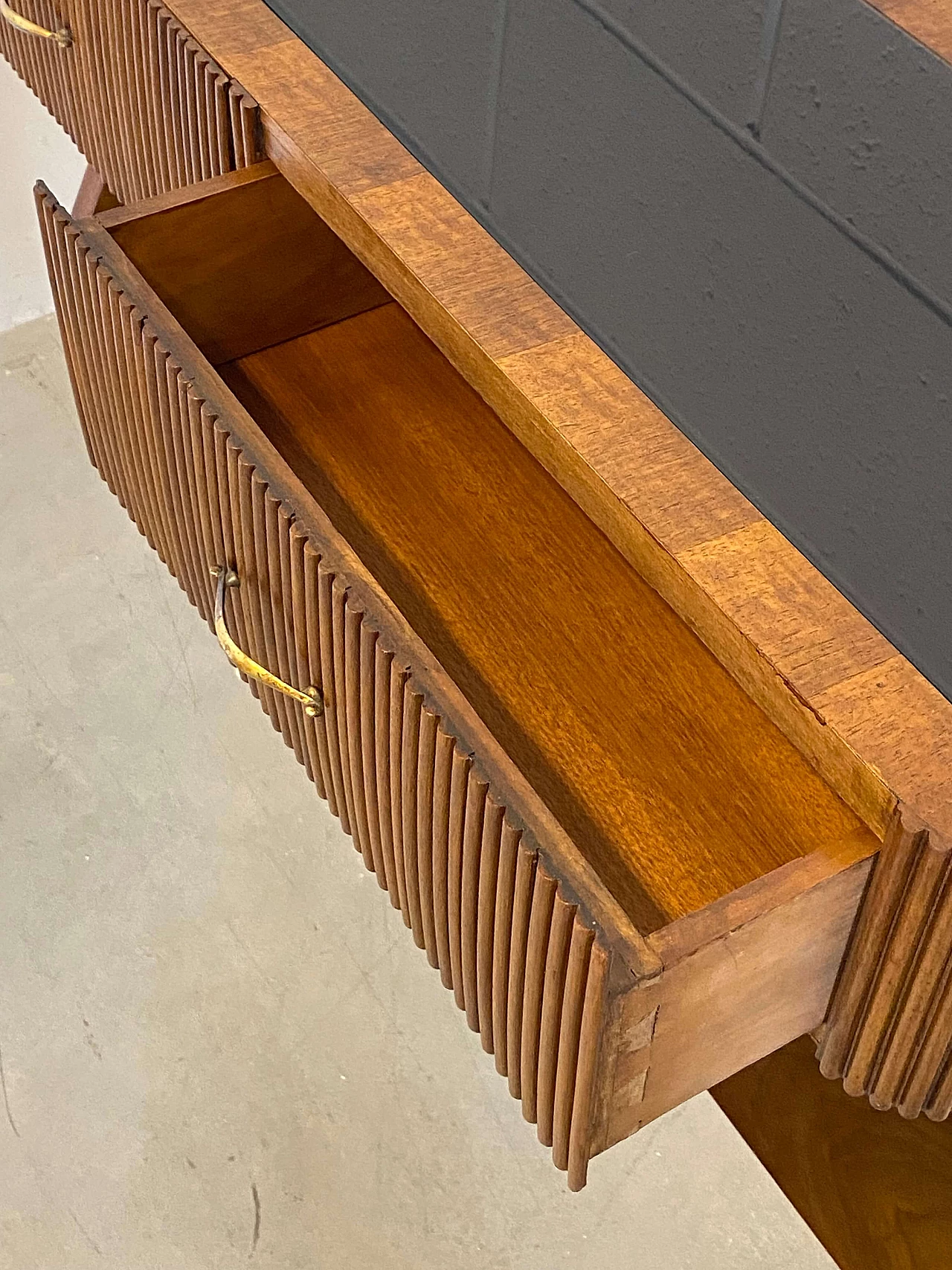 Walnut console with black glass top in the style of Paolo Buffa, 1940s 13