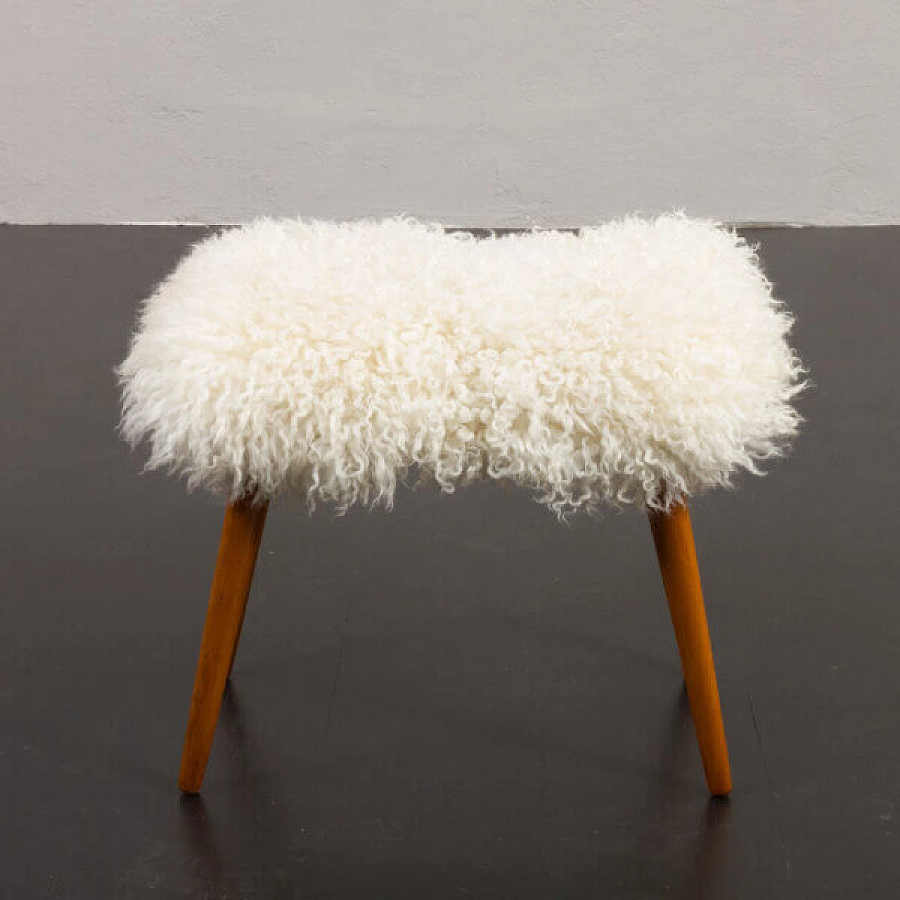 Danish longhair sheepskin pouf with teak legs, 1970s 1