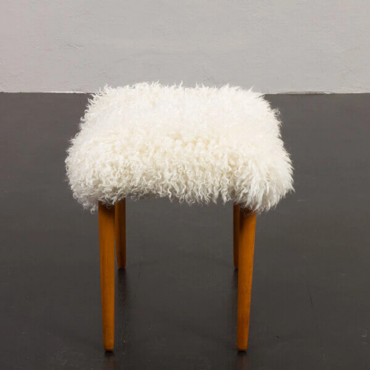 Danish longhair sheepskin pouf with teak legs, 1970s 3