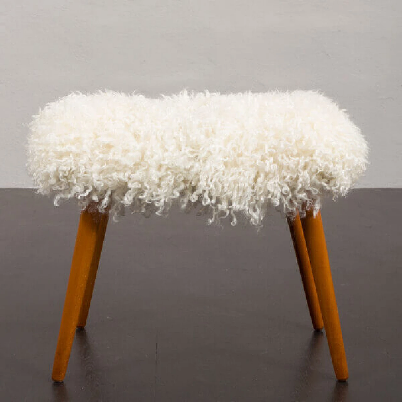 Danish longhair sheepskin pouf with teak legs, 1970s 5