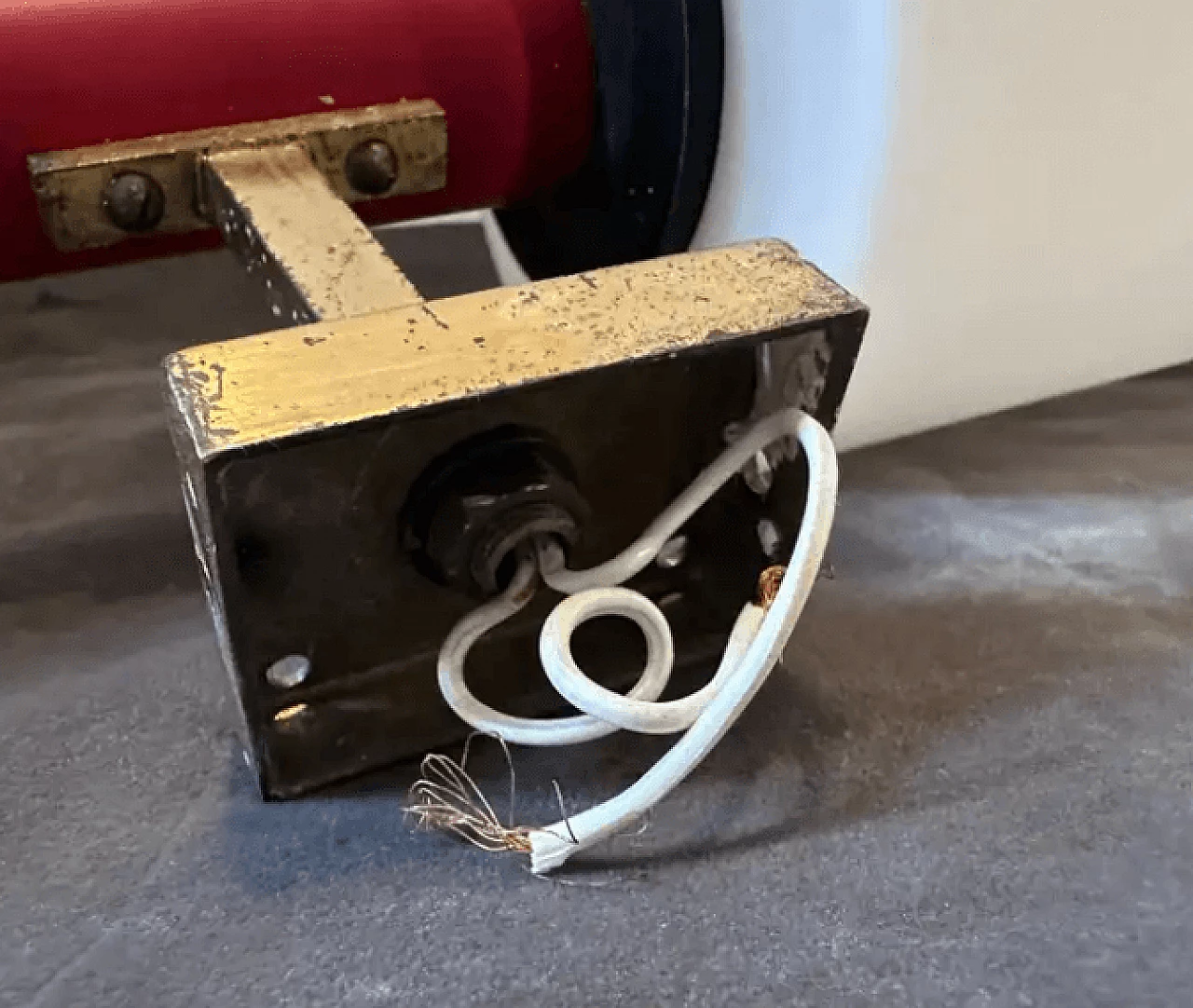 3 brass wall sconces in Stilnovo style, 1960s 8