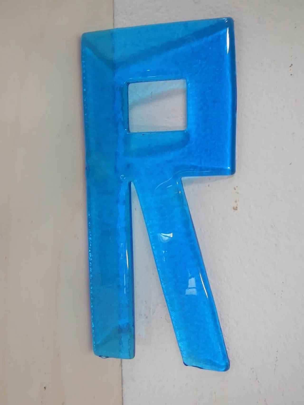 Lettera R in vetro blu, anni '80 8