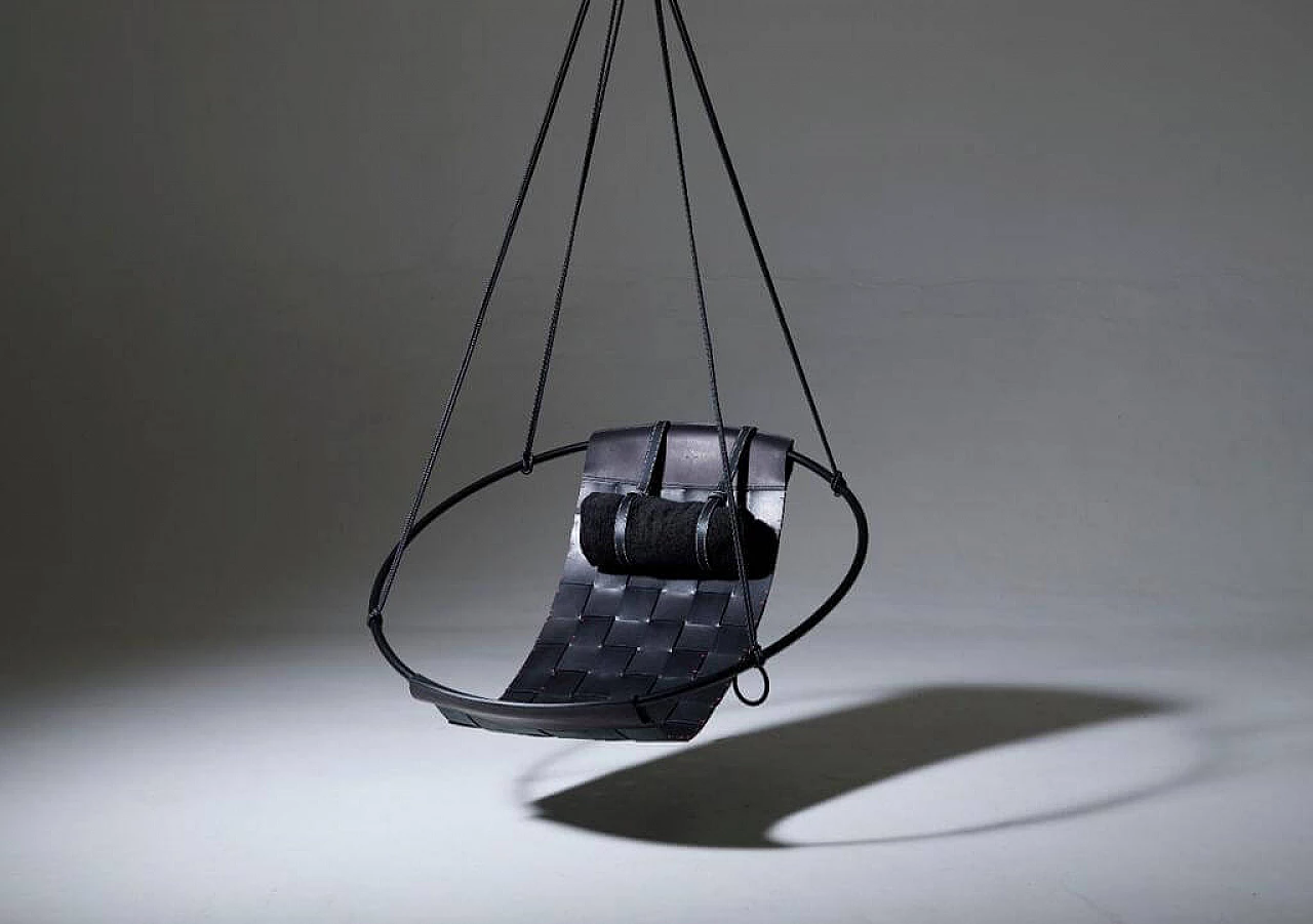 Poltrona sospesa in pelle nera intrecciata e metallo 4