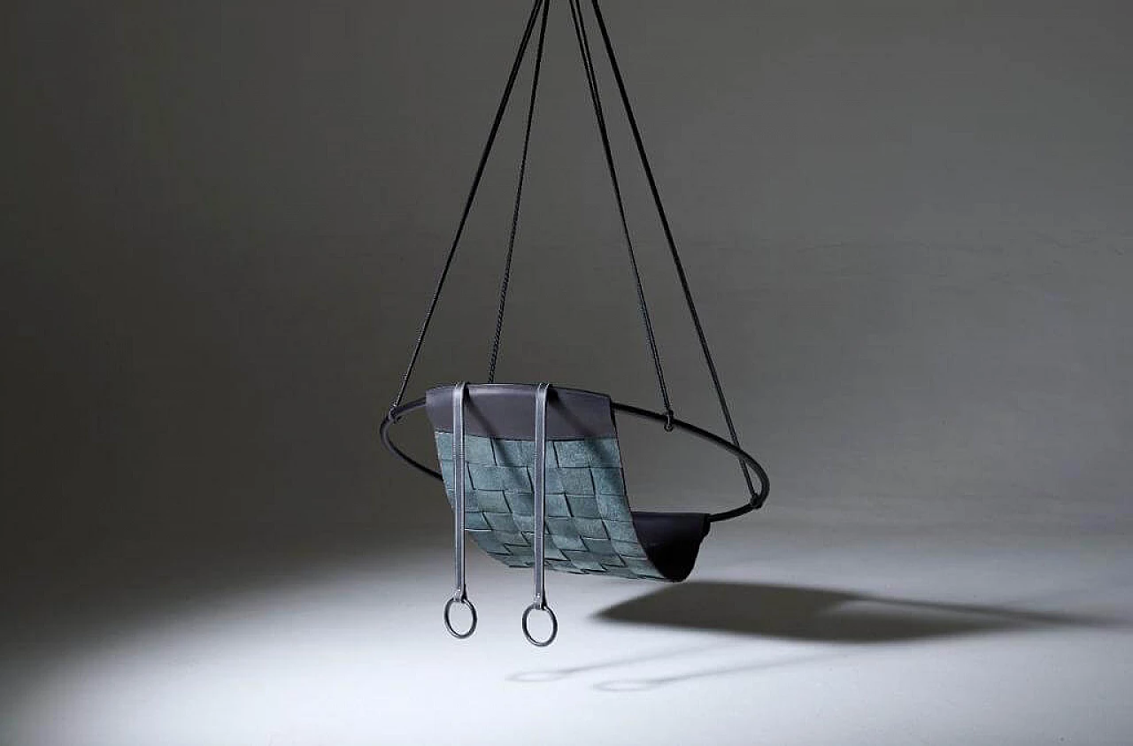 Poltrona sospesa in pelle nera intrecciata e metallo 5