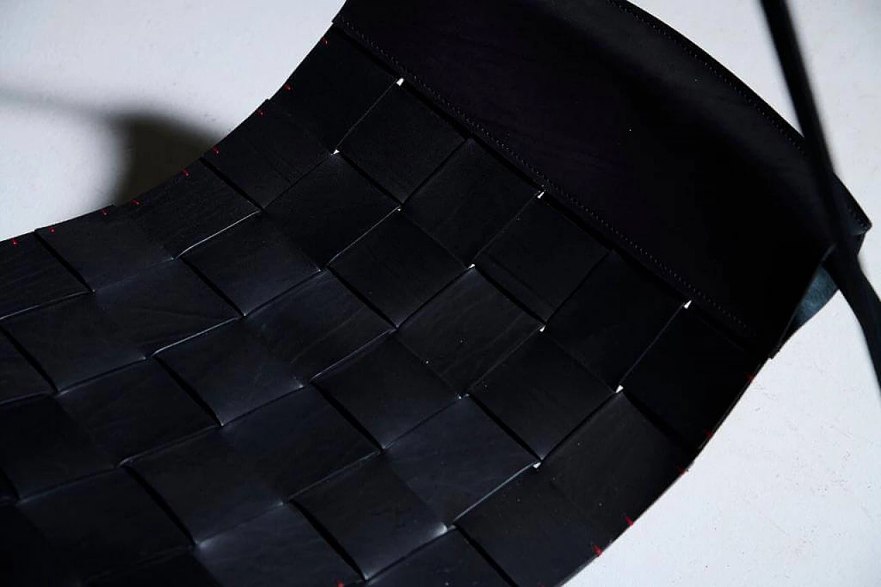 Poltrona sospesa in pelle nera intrecciata e metallo 6