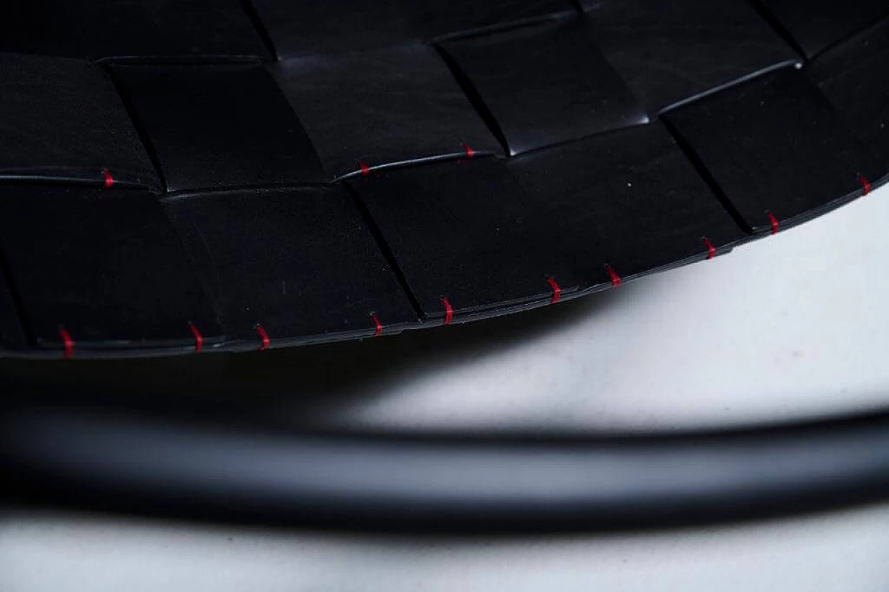 Poltrona sospesa in pelle nera intrecciata e metallo 7