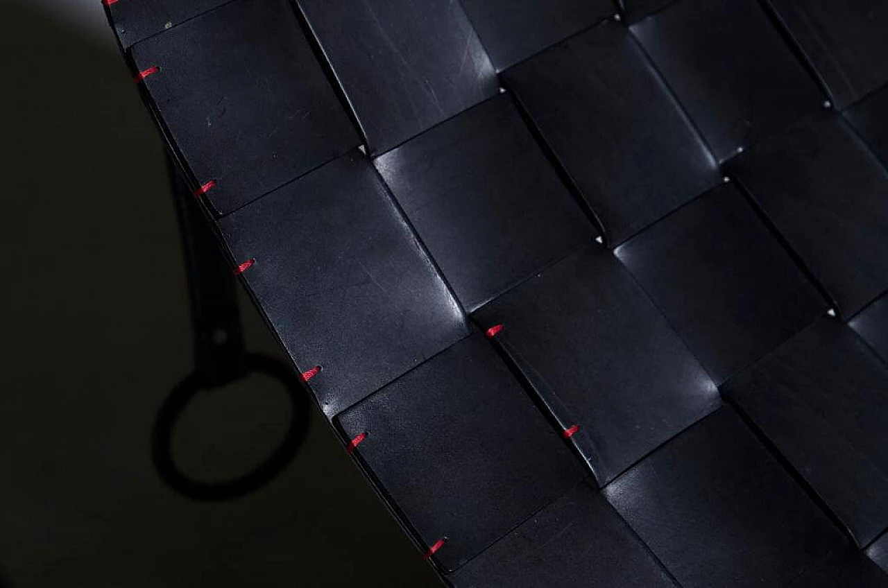 Poltrona sospesa in pelle nera intrecciata e metallo 8