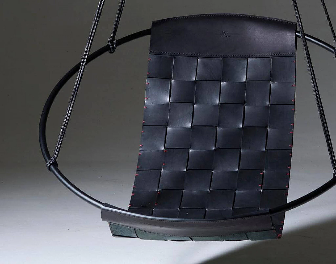 Poltrona sospesa in pelle nera intrecciata e metallo 9